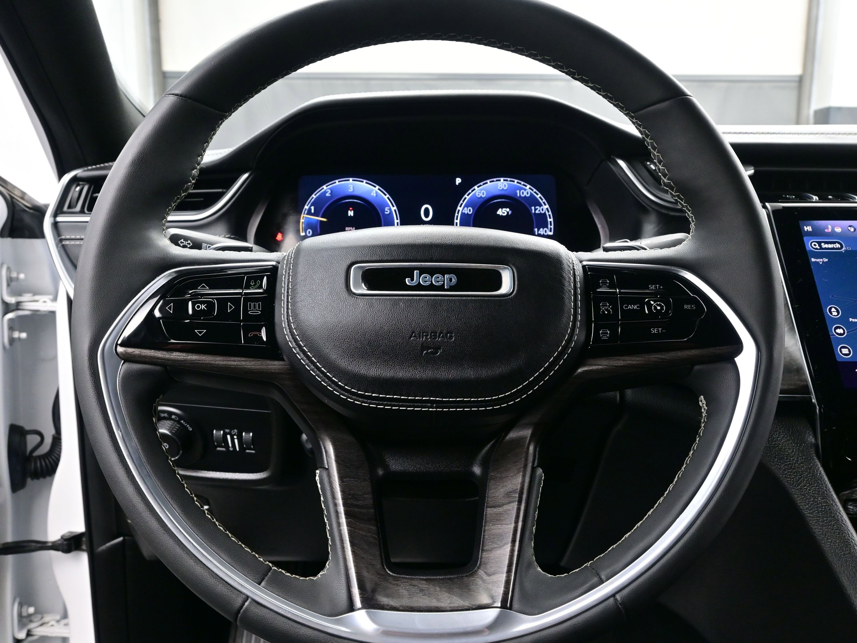 Used 2023 Jeep Grand Cherokee Overland AWD/4WD image 24
