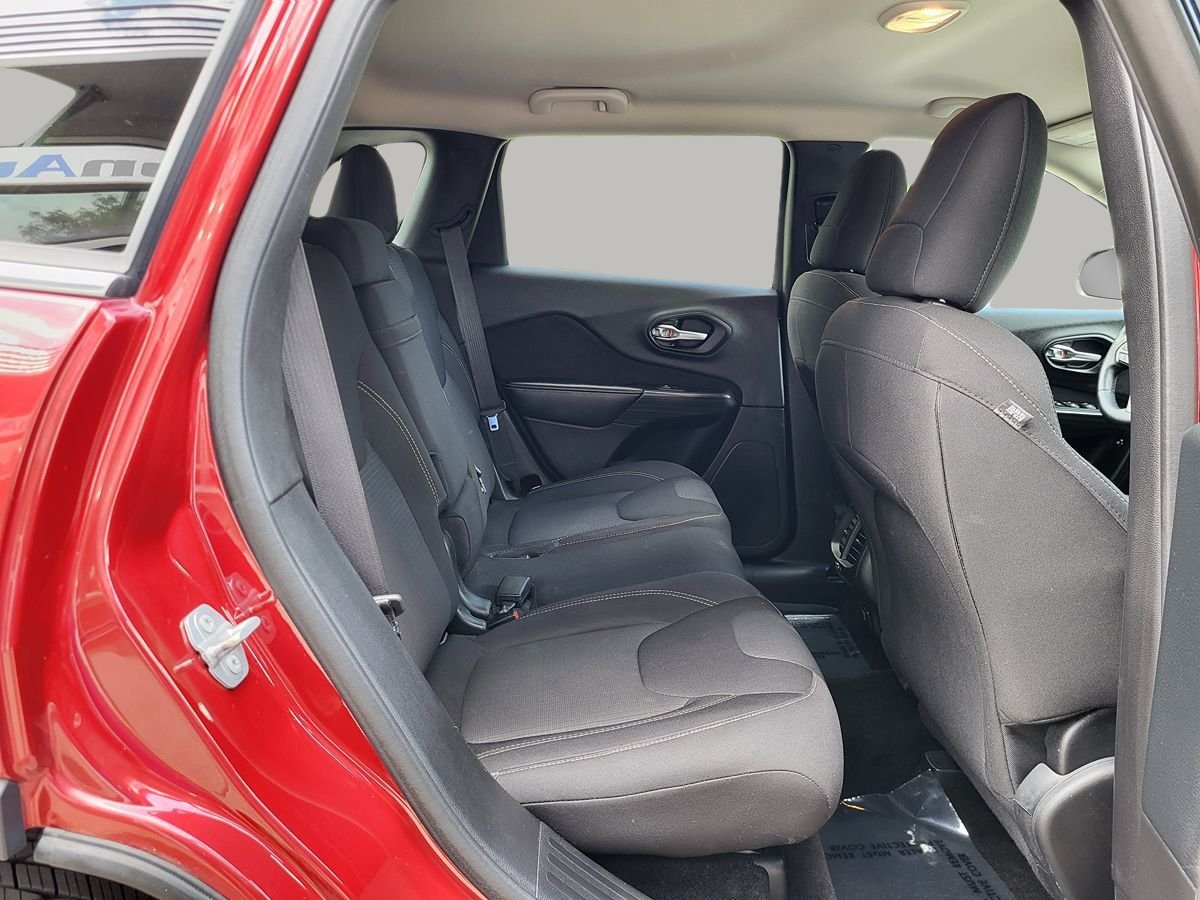 Used 2015 Jeep Cherokee Latitude w/ Cold Weather Group AWD/4WD image 18