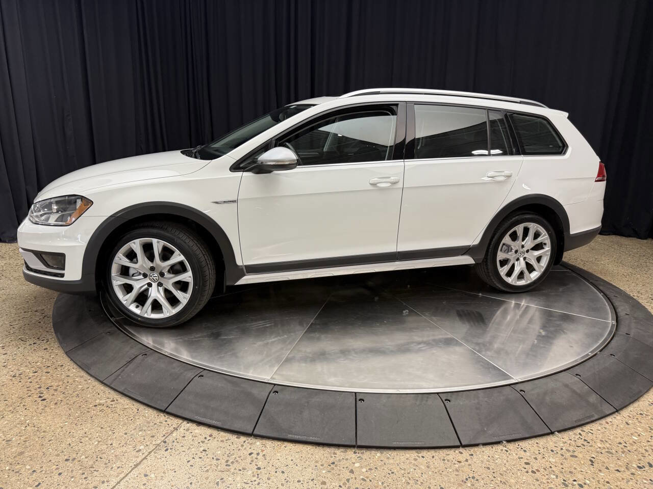 Used 2017 Volkswagen Golf Alltrack SEL AWD/4WD image 3