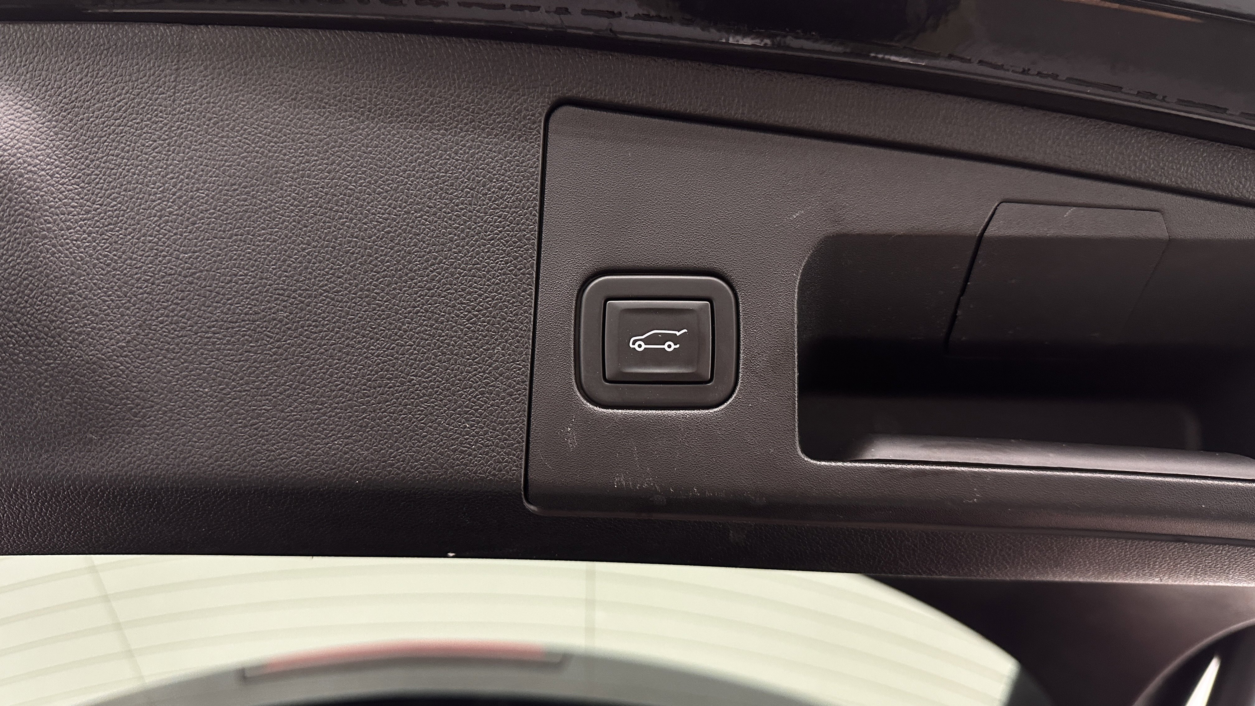 Used 2021 Cadillac XT4 Luxury w/ Cold Weather Package FWD image 32