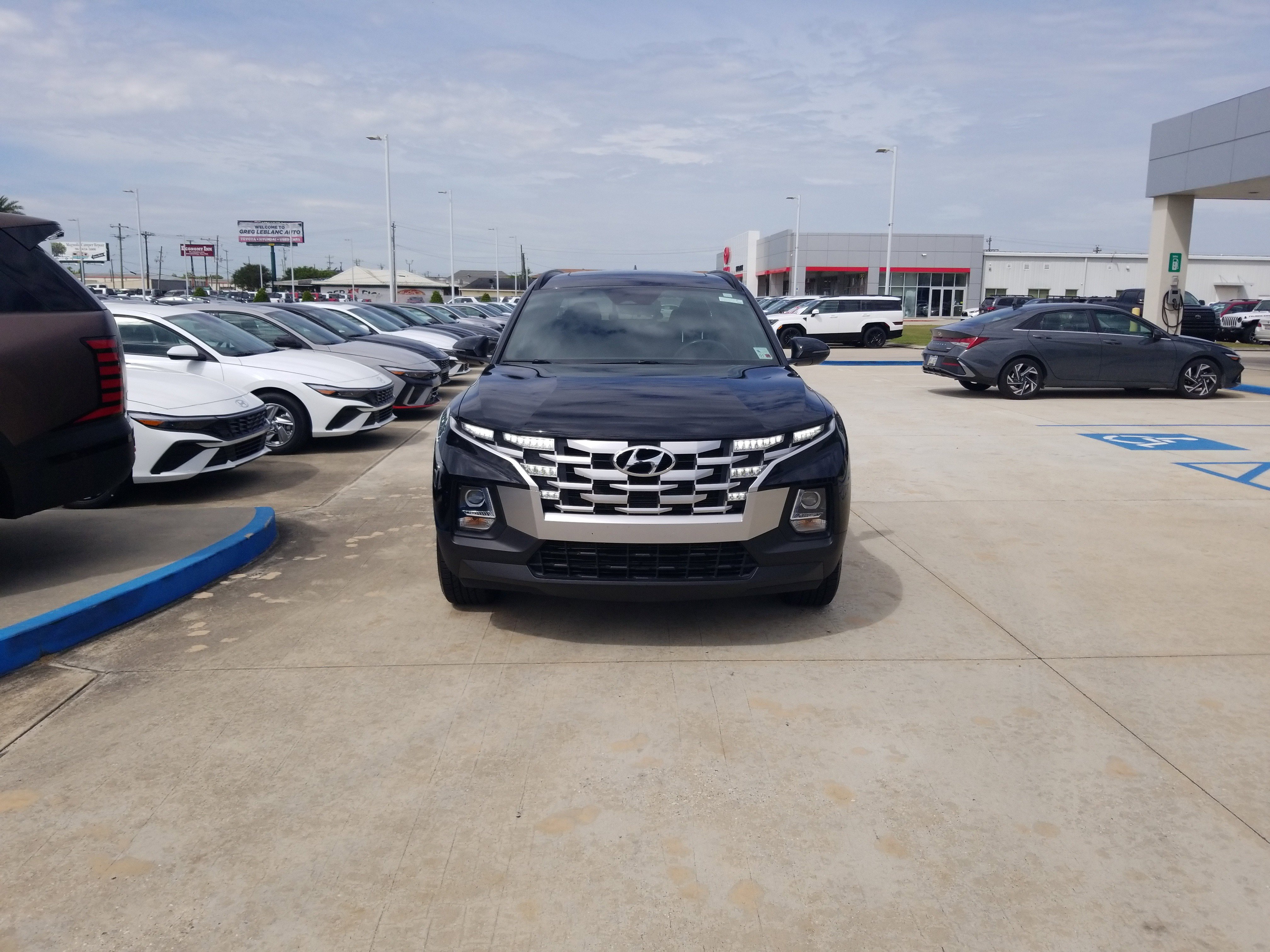 Used 2022 Hyundai Santa Cruz SEL w/ Activity Package FWD image 2
