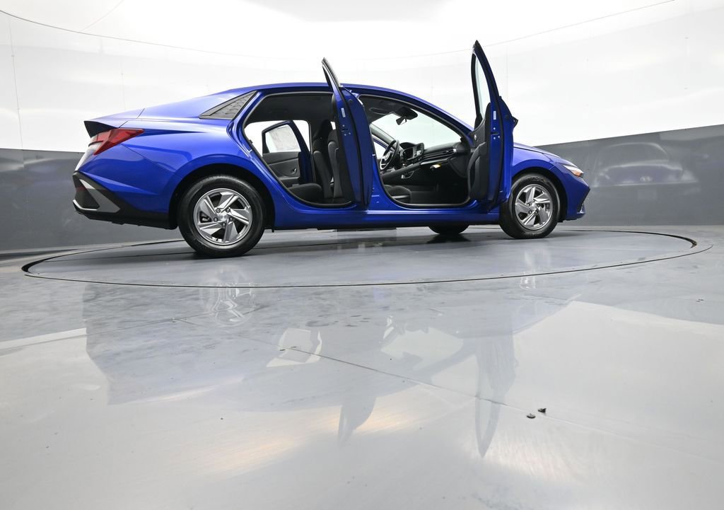 Used 2025 Hyundai Elantra SE FWD image 46