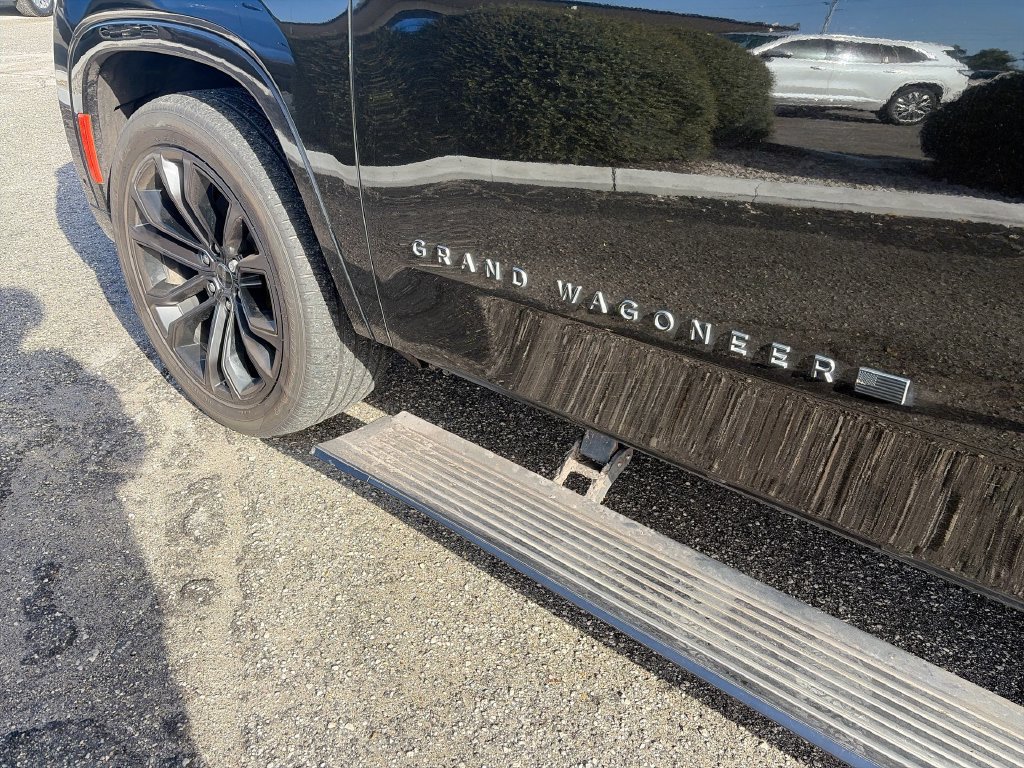Used 2022 Jeep Grand Wagoneer Series II AWD/4WD image 16