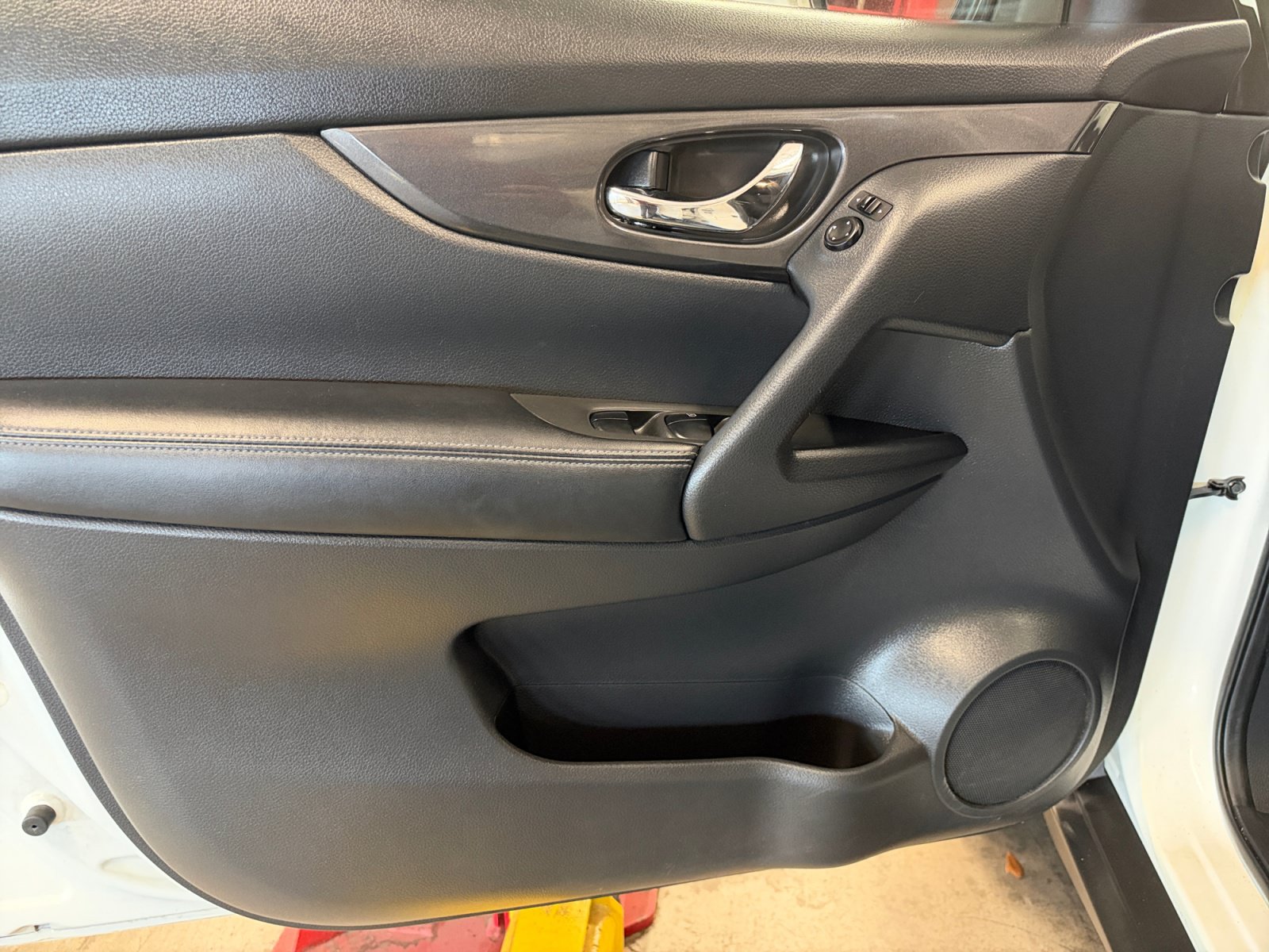 Used 2017 Nissan Rogue SV FWD image 27