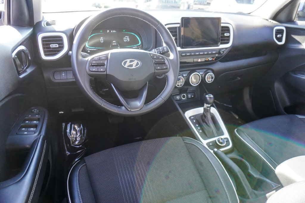 Used 2025 Hyundai Venue Limited FWD image 11