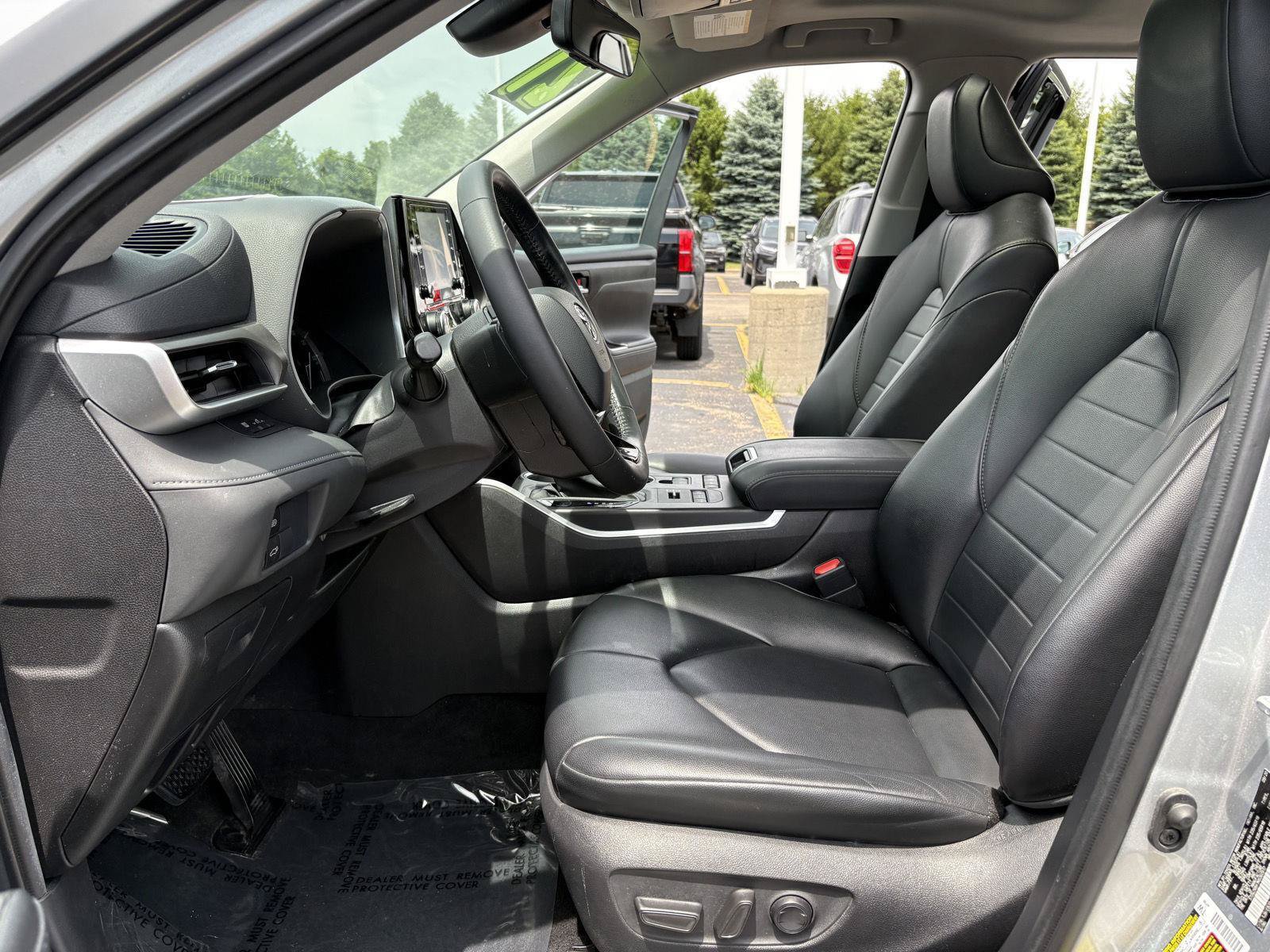 Used 2021 Toyota Highlander XLE AWD/4WD image 11