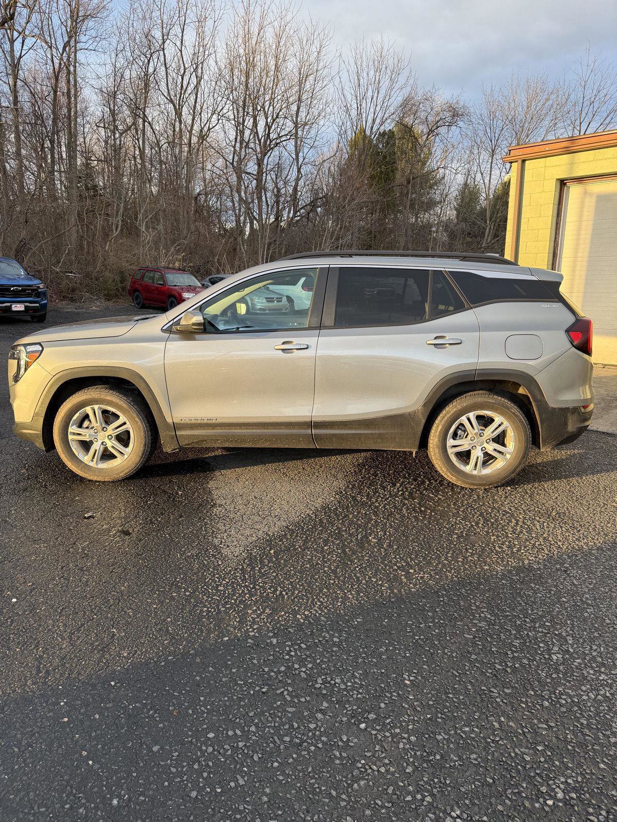 Used 2024 GMC Terrain SLE w/ Driver Convenience Package image 6