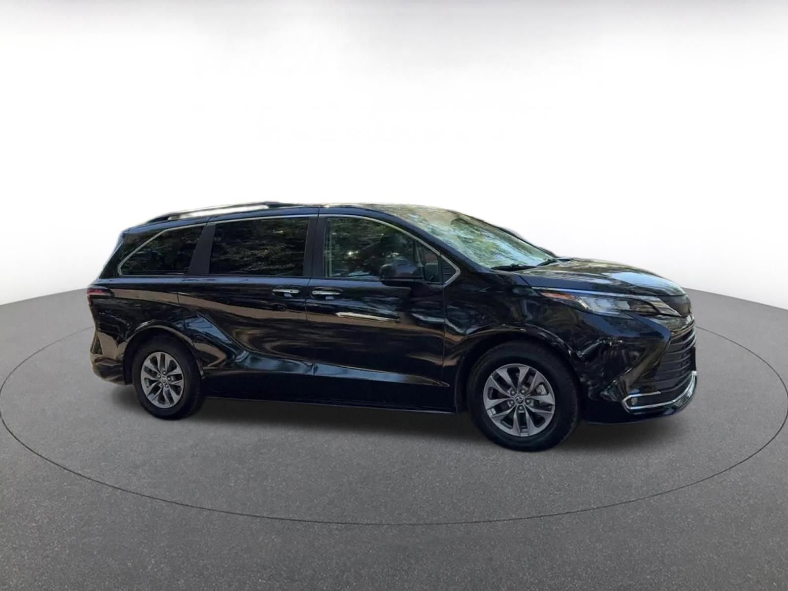 Used 2023 Toyota Sienna XLE video 2