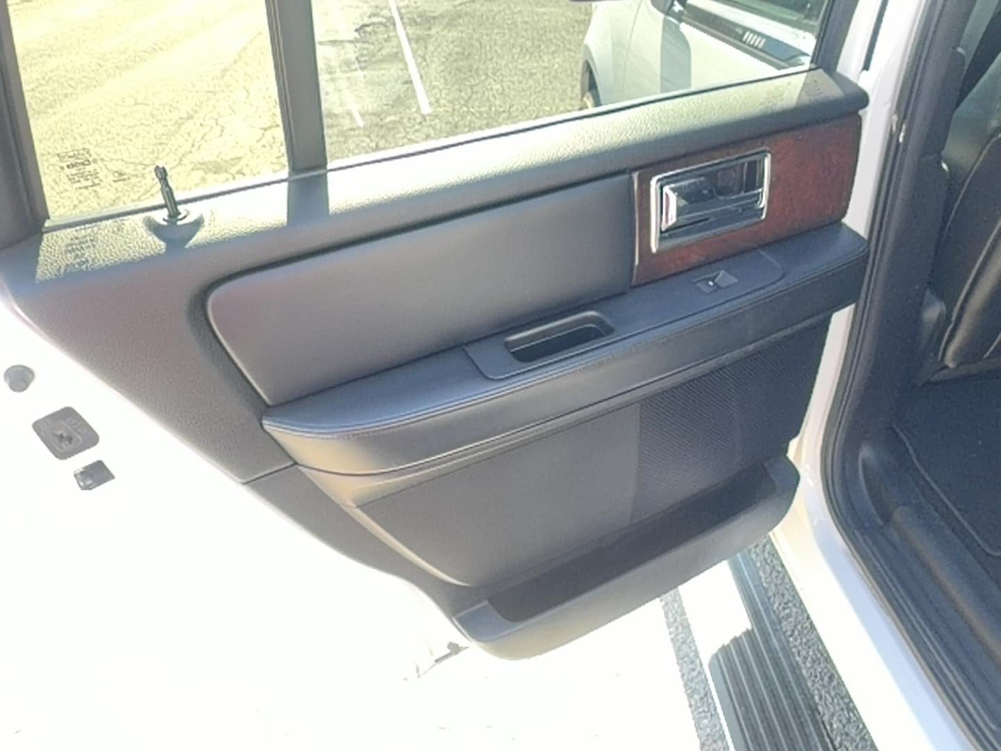 Used 2016 Lincoln Navigator Select AWD/4WD image 11