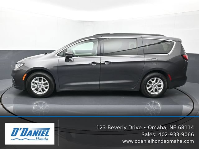 Used 2022 Chrysler Pacifica Touring-L FWD image 2
