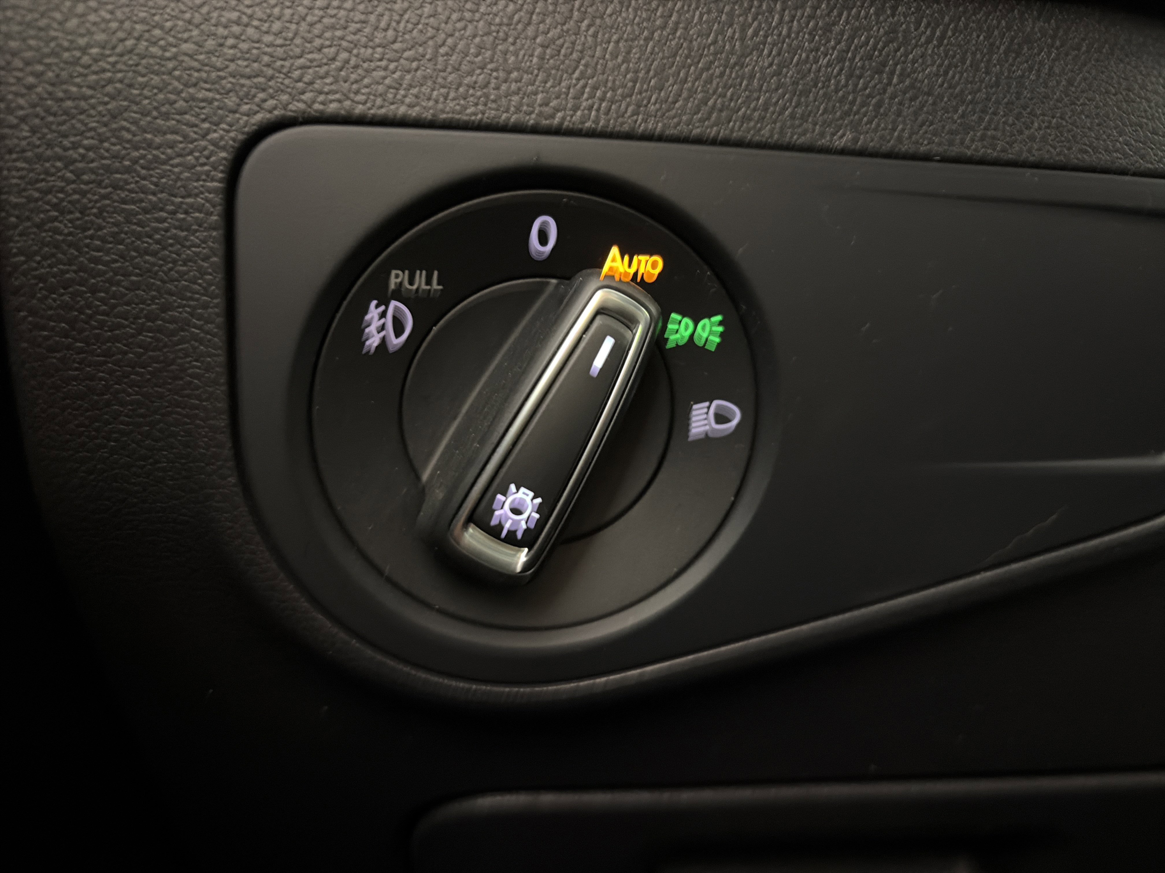 Used 2019 Volkswagen Tiguan SEL Premium image 33