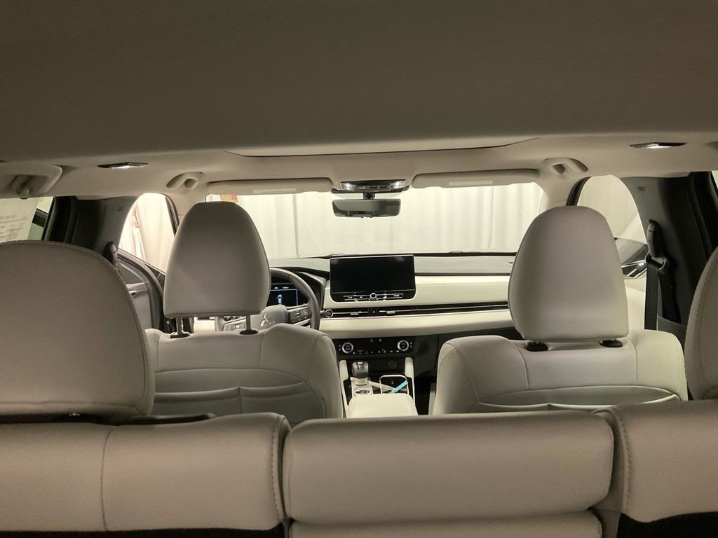 Used 2025 Mitsubishi Outlander AWD image 30