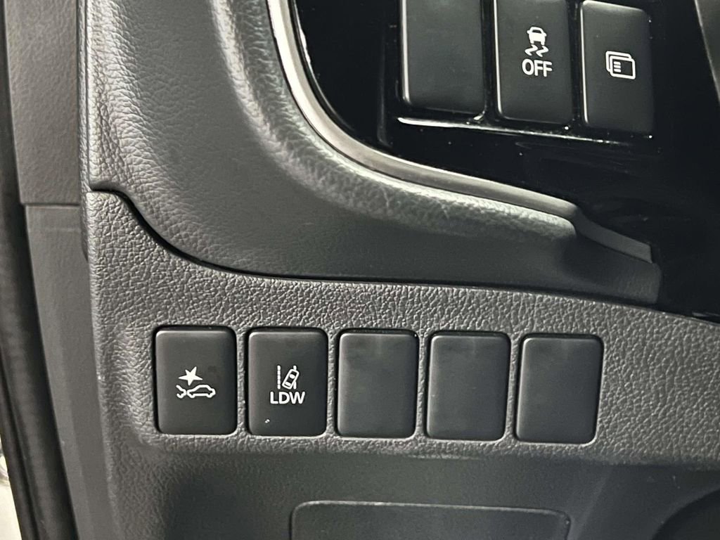 Used 2020 Mitsubishi Outlander LE image 21