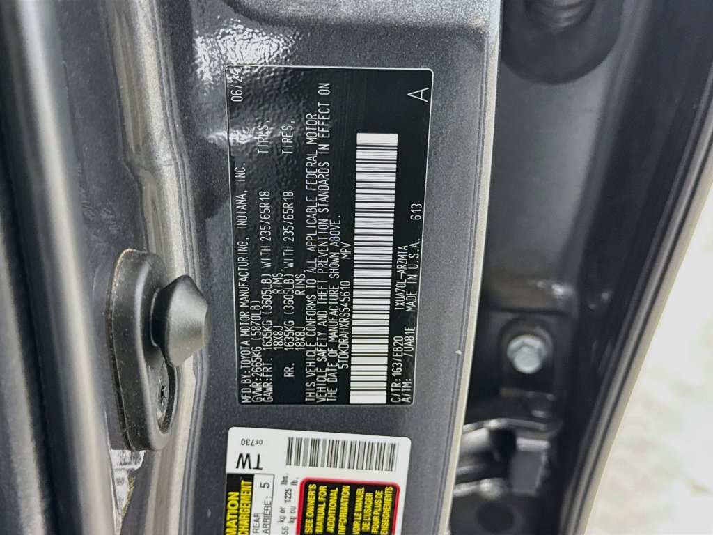 Used 2024 Toyota Highlander XLE FWD image 34