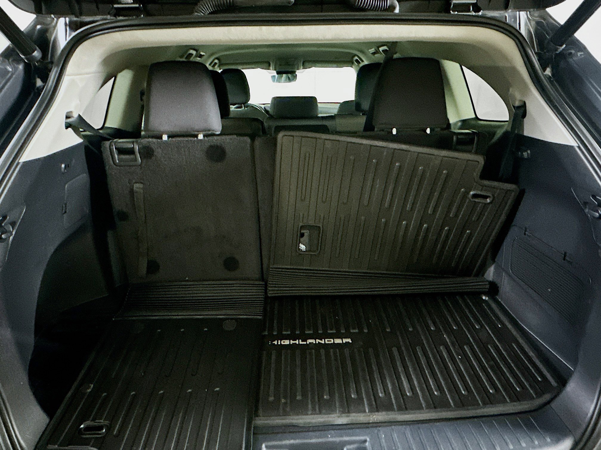 Used 2023 Toyota Highlander LE image 27