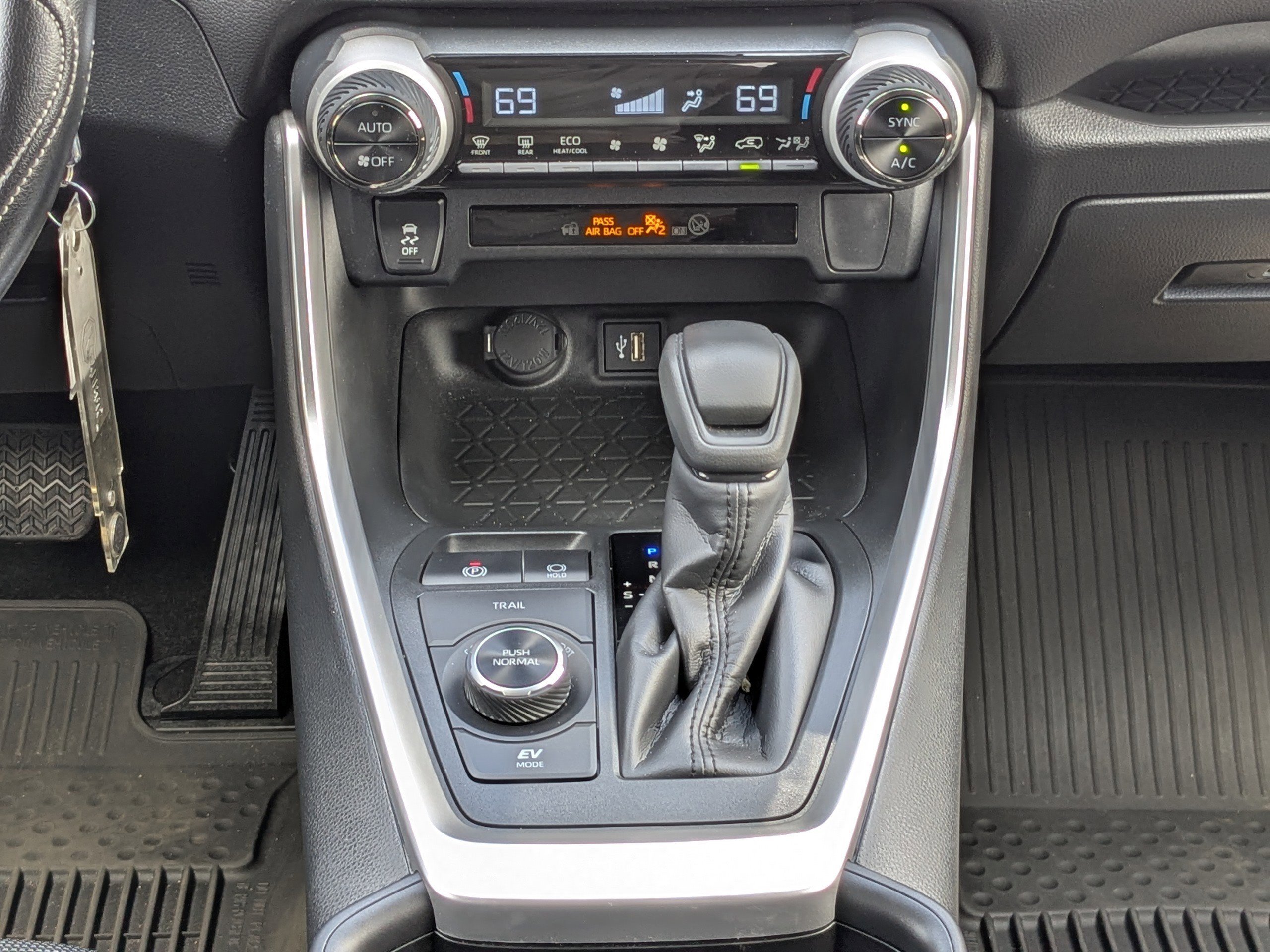Used 2025 Toyota RAV4 LE image 19
