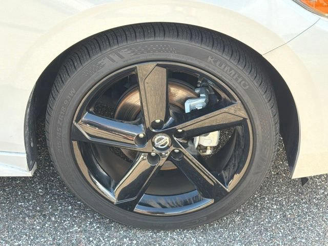 Used 2023 Nissan Sentra SR w/ Midnight Edition Package FWD image 10