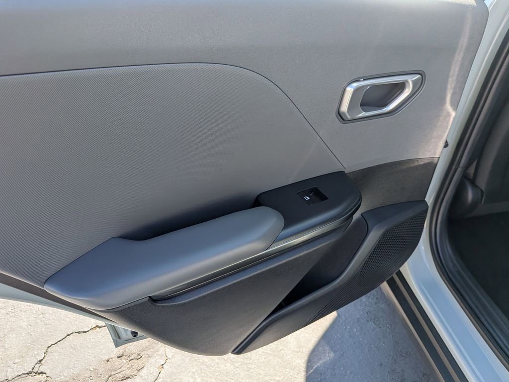 Used 2025 Kia K4 LXS image 25