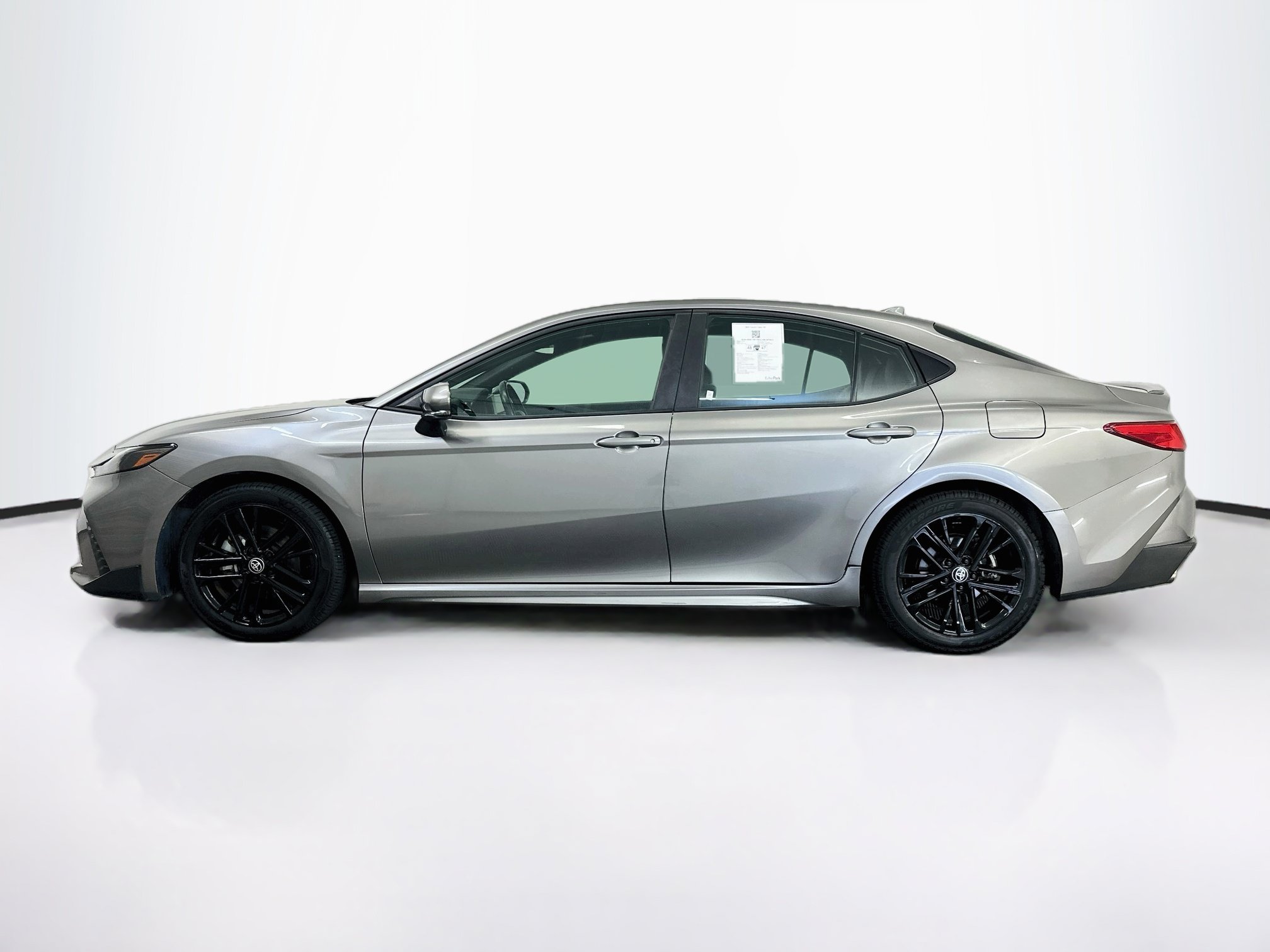 Used 2025 Toyota Camry SE FWD image 4