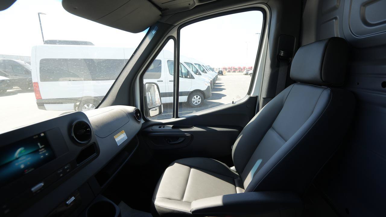 Used 2024 Mercedes-Benz Sprinter 2500 image 10