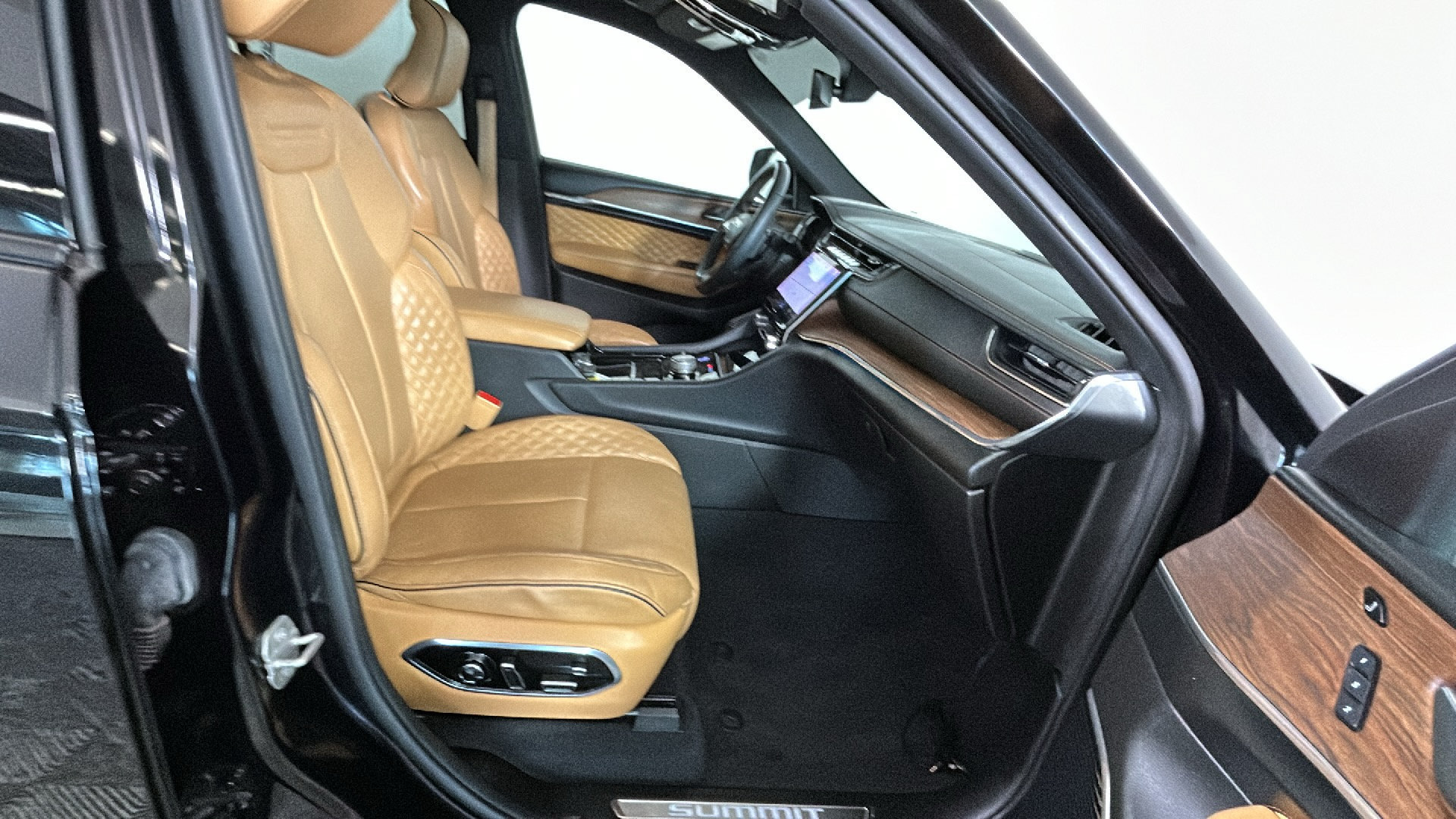 Used 2023 Jeep Grand Cherokee Summit AWD/4WD image 34