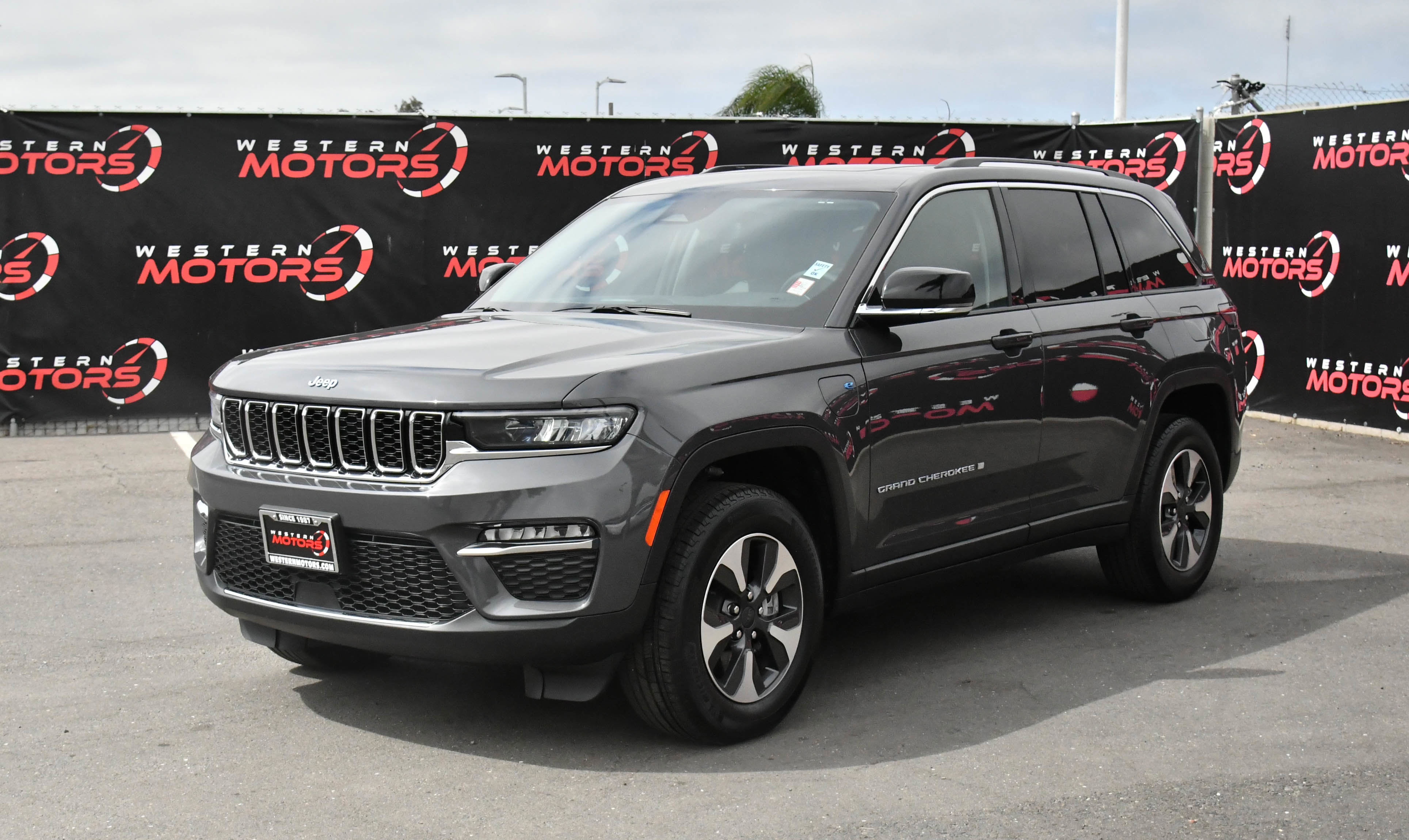 Used 2023 Jeep Grand Cherokee 4WD 4xe image 3