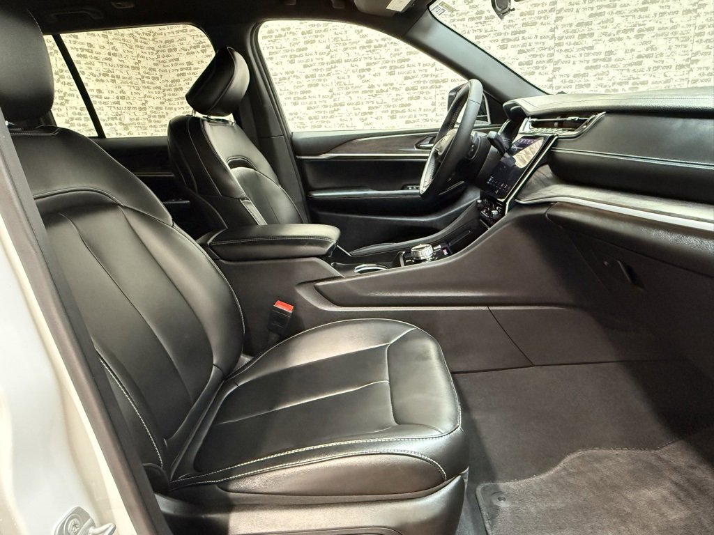Used 2025 Jeep Grand Cherokee Limited image 9