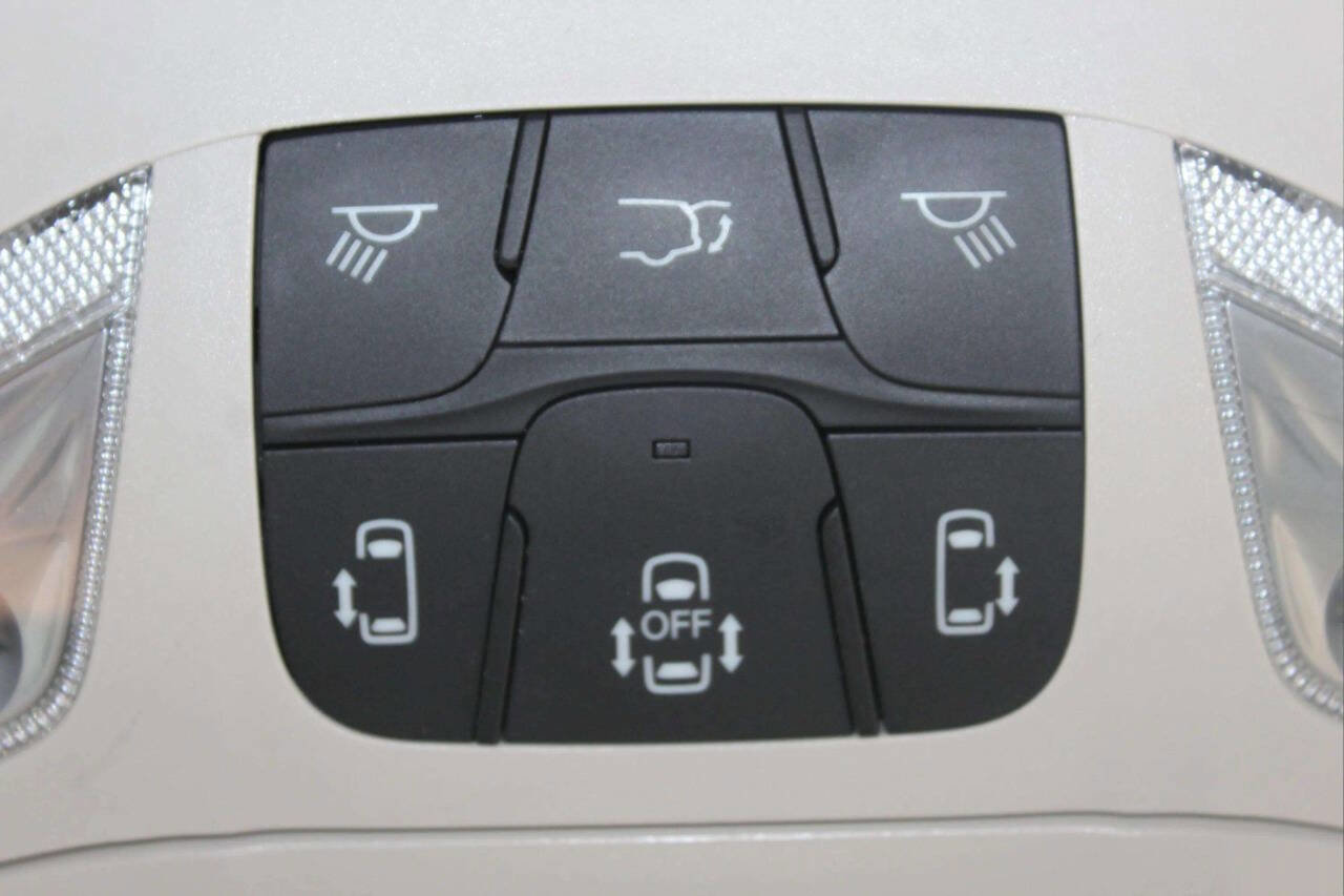 Used 2020 Chrysler Pacifica Touring-L FWD image 29