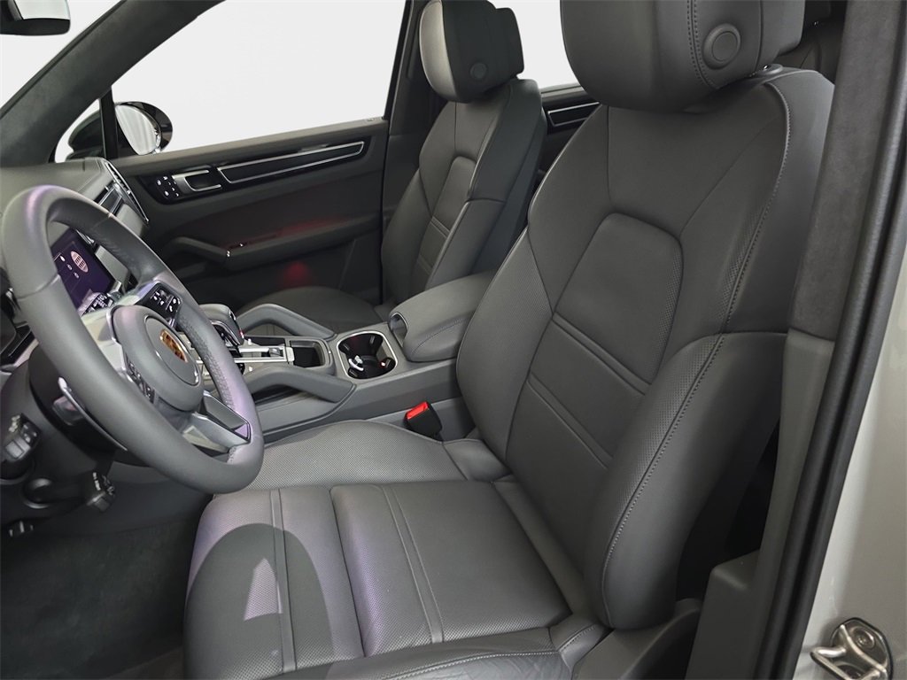 Used 2023 Porsche Cayenne GTS image 18
