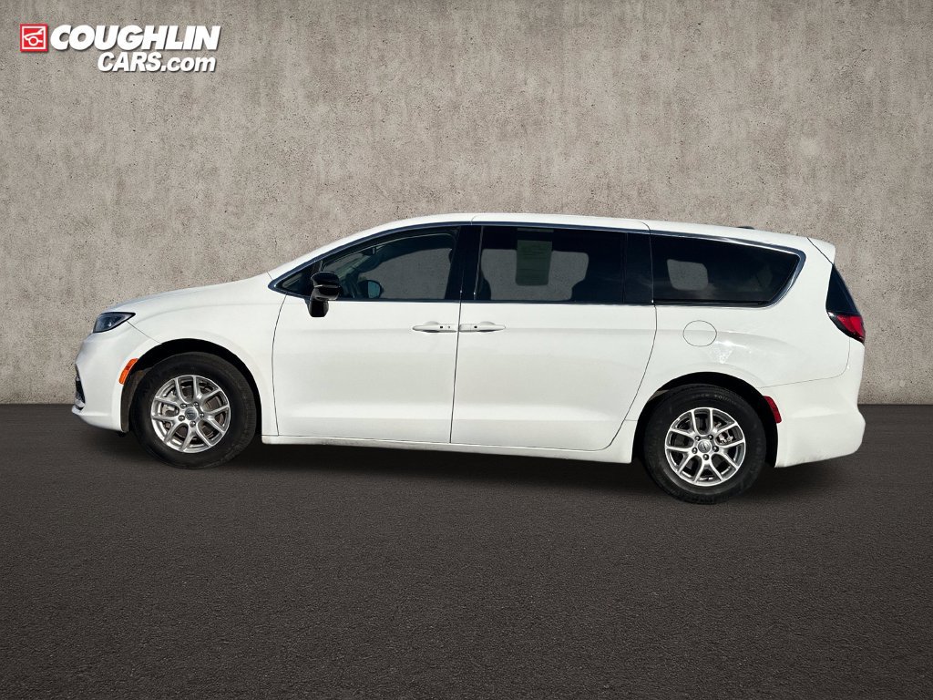 Used 2024 Chrysler Pacifica Touring-L FWD image 4