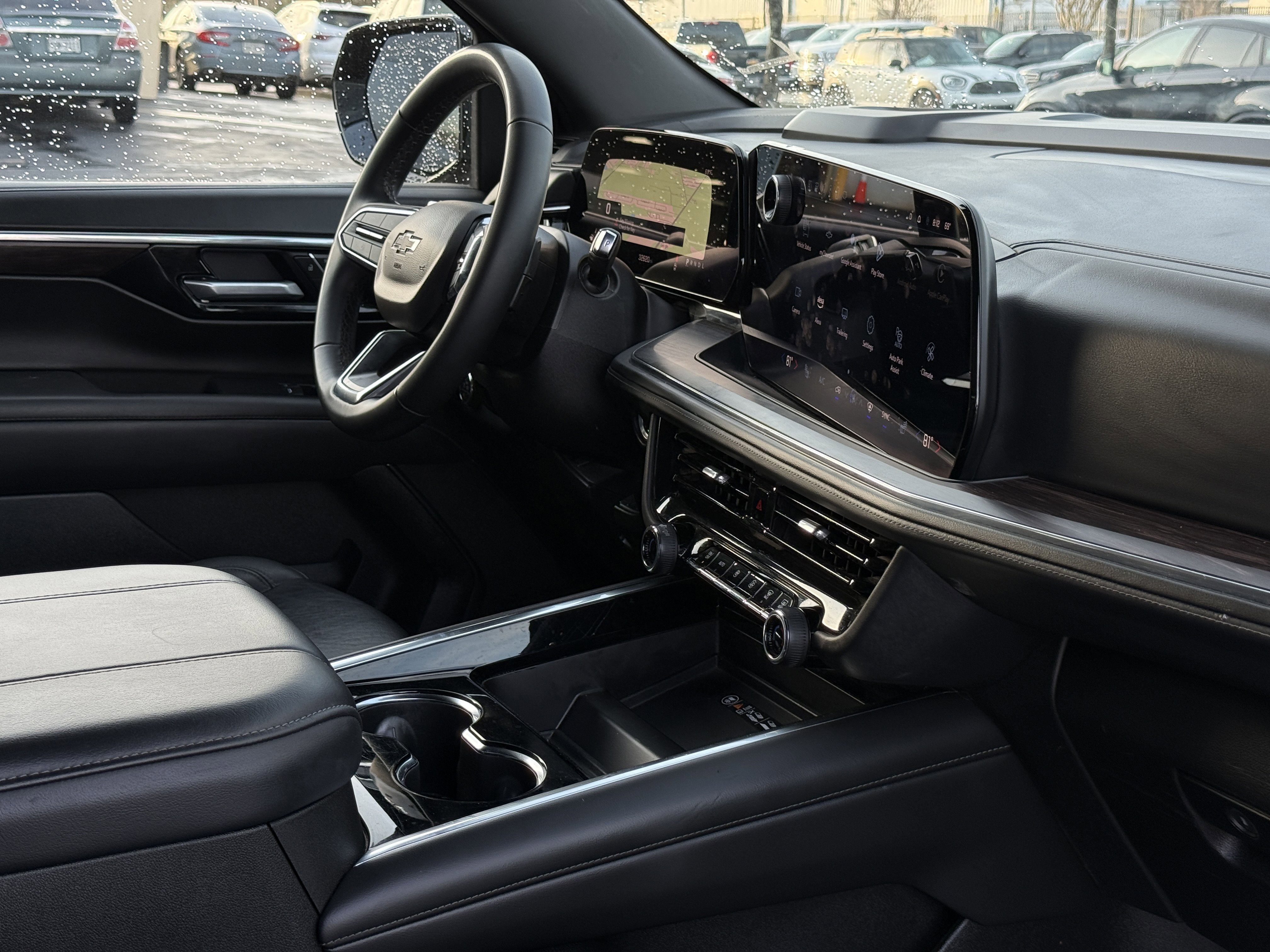 Used 2025 Chevrolet Suburban Z71 image 17
