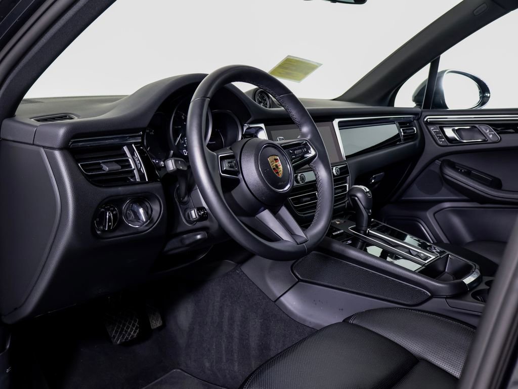 Certified 2025 Porsche Macan AWD/4WD image 4