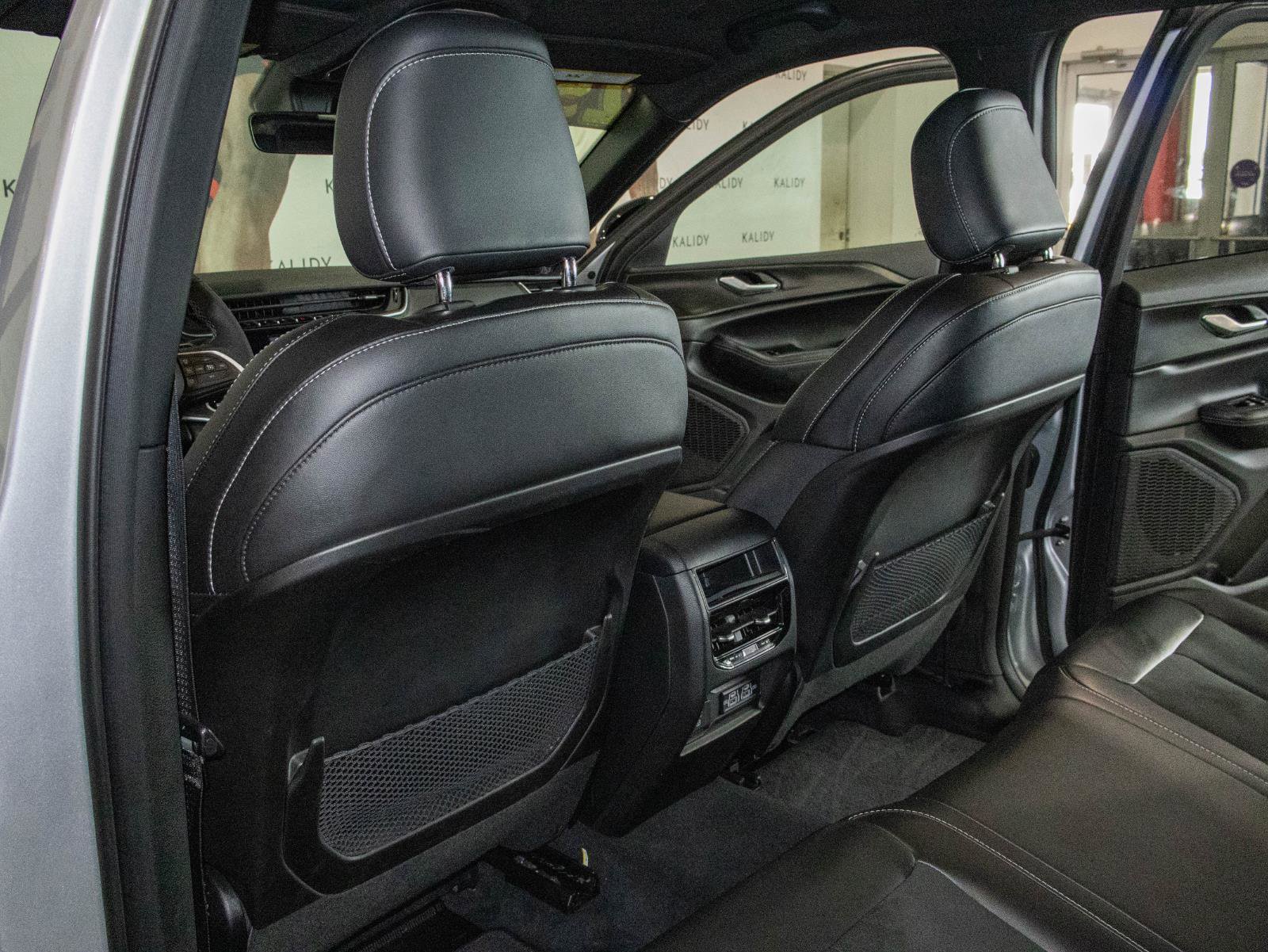 Used 2025 Jeep Grand Cherokee Altitude AWD/4WD image 9