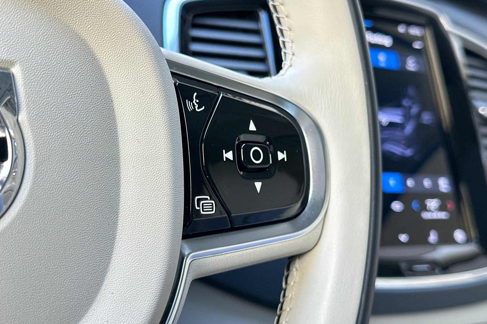 Used 2023 Volvo XC90 B6 Ultimate w/ Lounge Package image 30