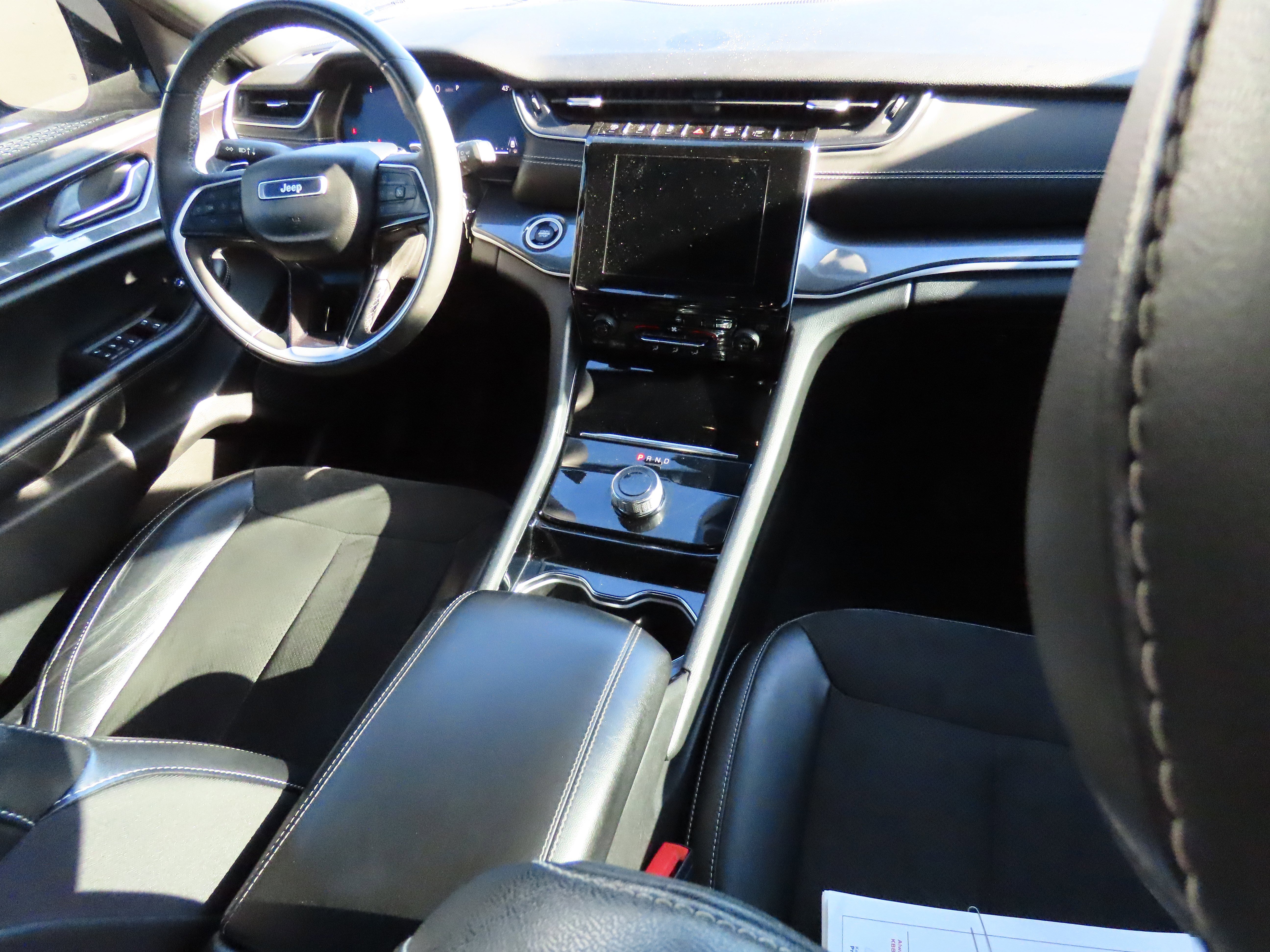 Used 2023 Jeep Grand Cherokee L Laredo image 17