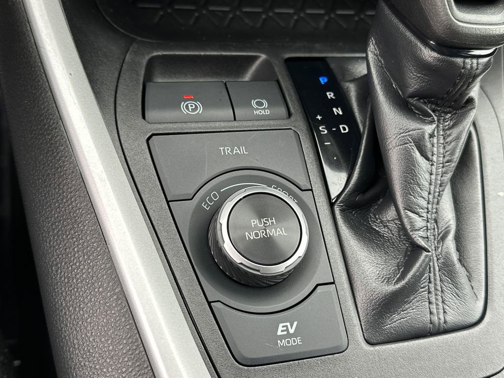 Used 2020 Toyota RAV4 LE AWD/4WD image 27