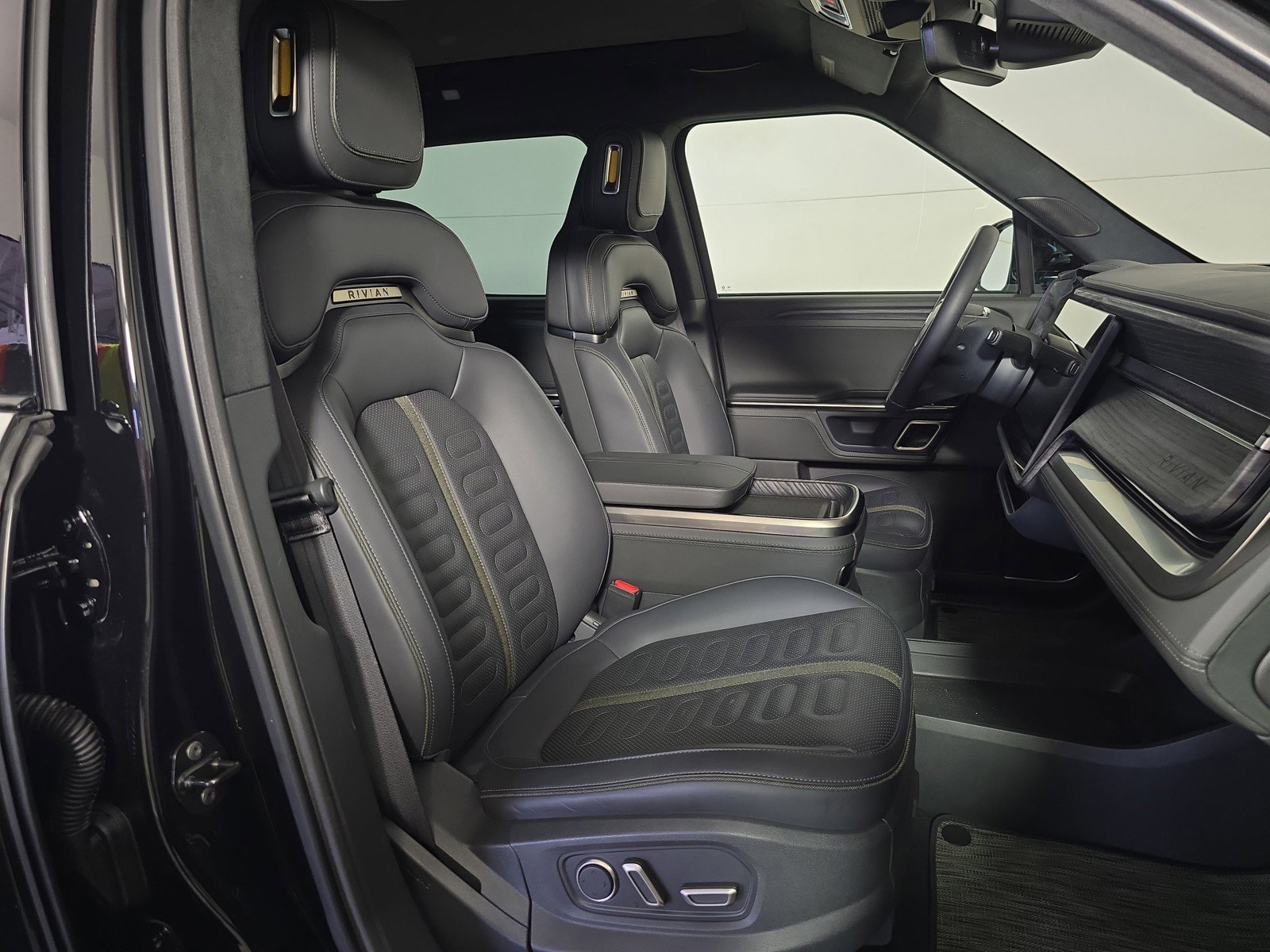 Used 2024 Rivian R1T Adventure AWD/4WD image 23