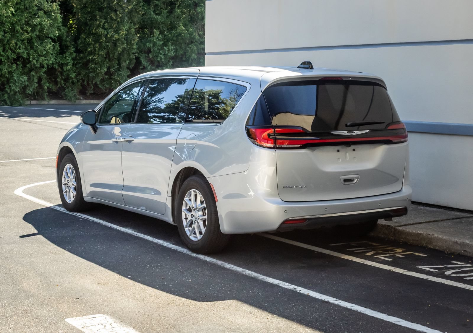 Used 2026 Chrysler Pacifica Select FWD image 5