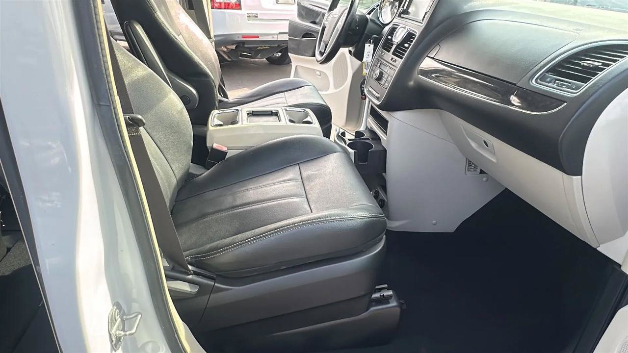 Used 2016 Chrysler Town & Country Touring FWD image 31