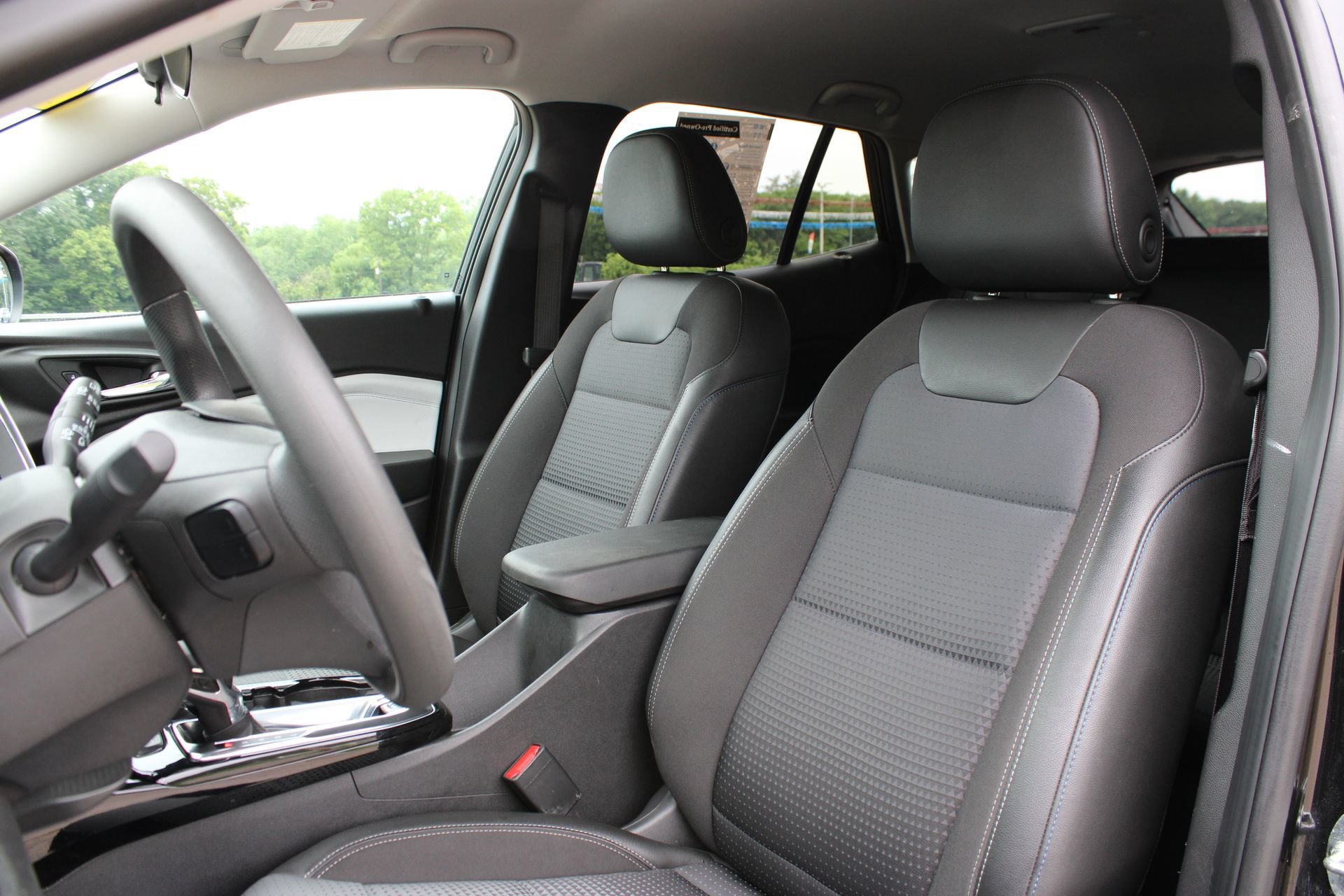 Used 2025 Chevrolet Trax LT FWD image 13