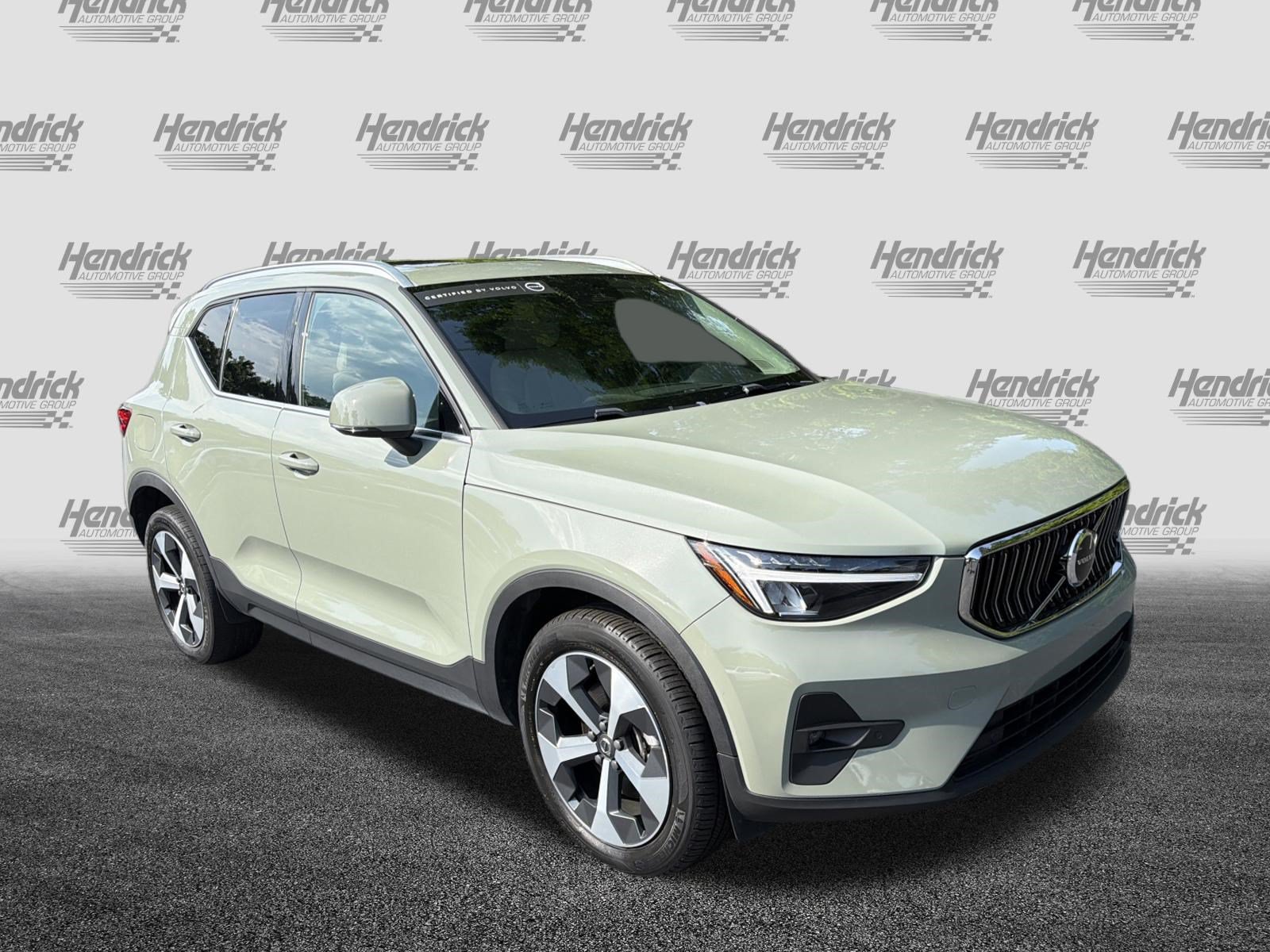 Certified 2023 Volvo XC40 B5 Plus AWD/4WD image 2