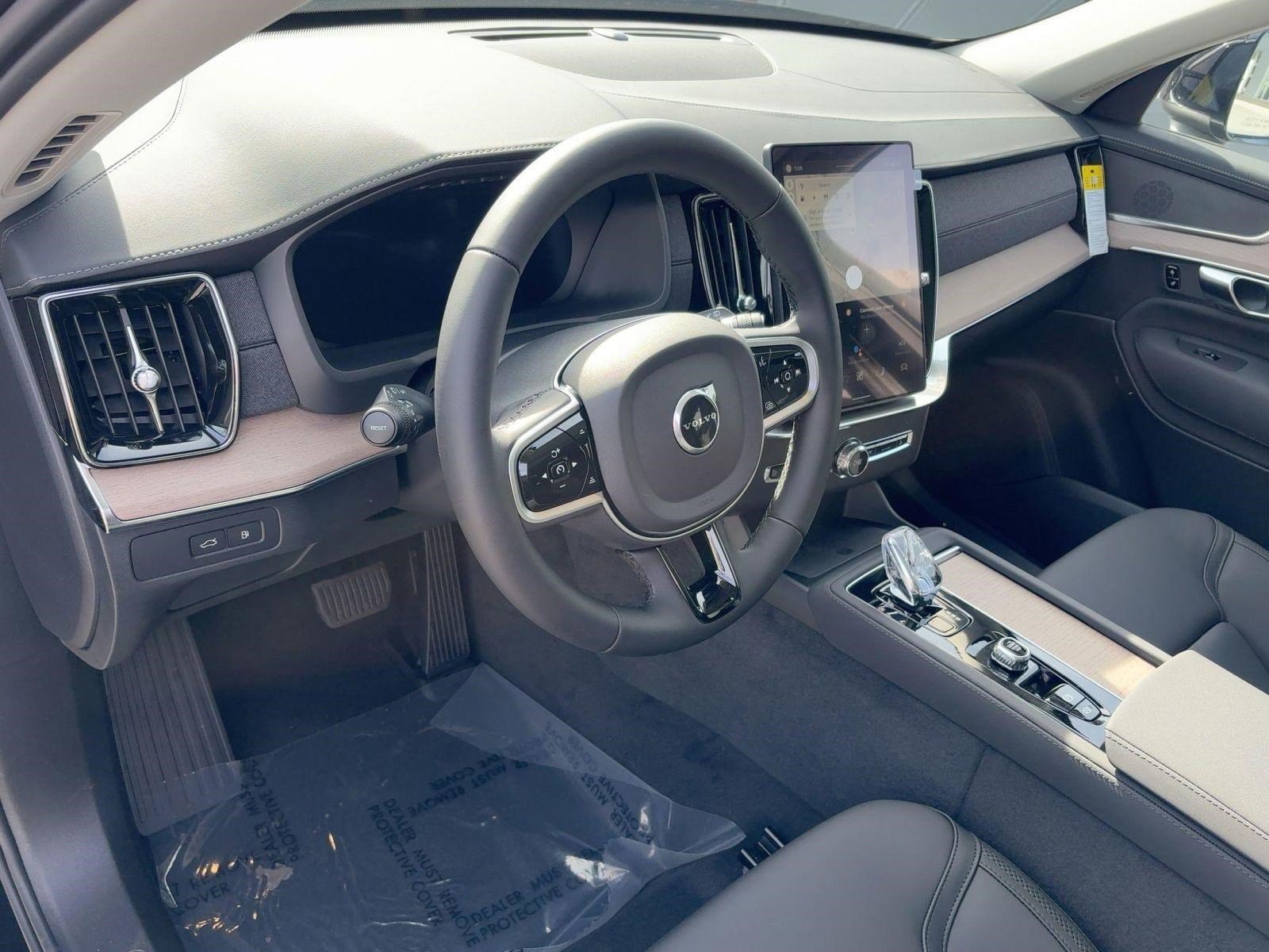 New 2026 Volvo XC90 T8 Plus w/ Protection Package image 4