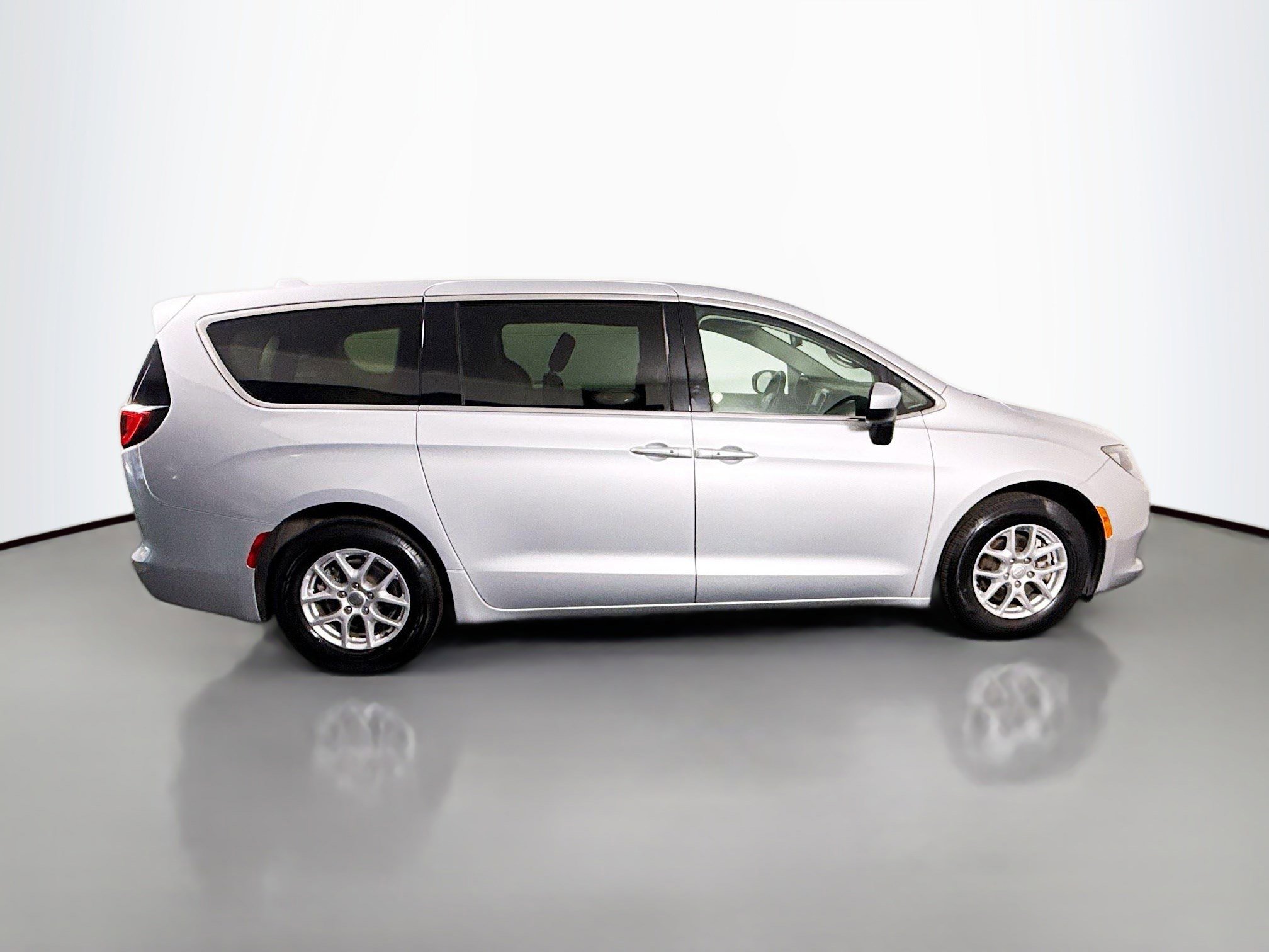 Used 2023 Chrysler Voyager LX FWD image 11