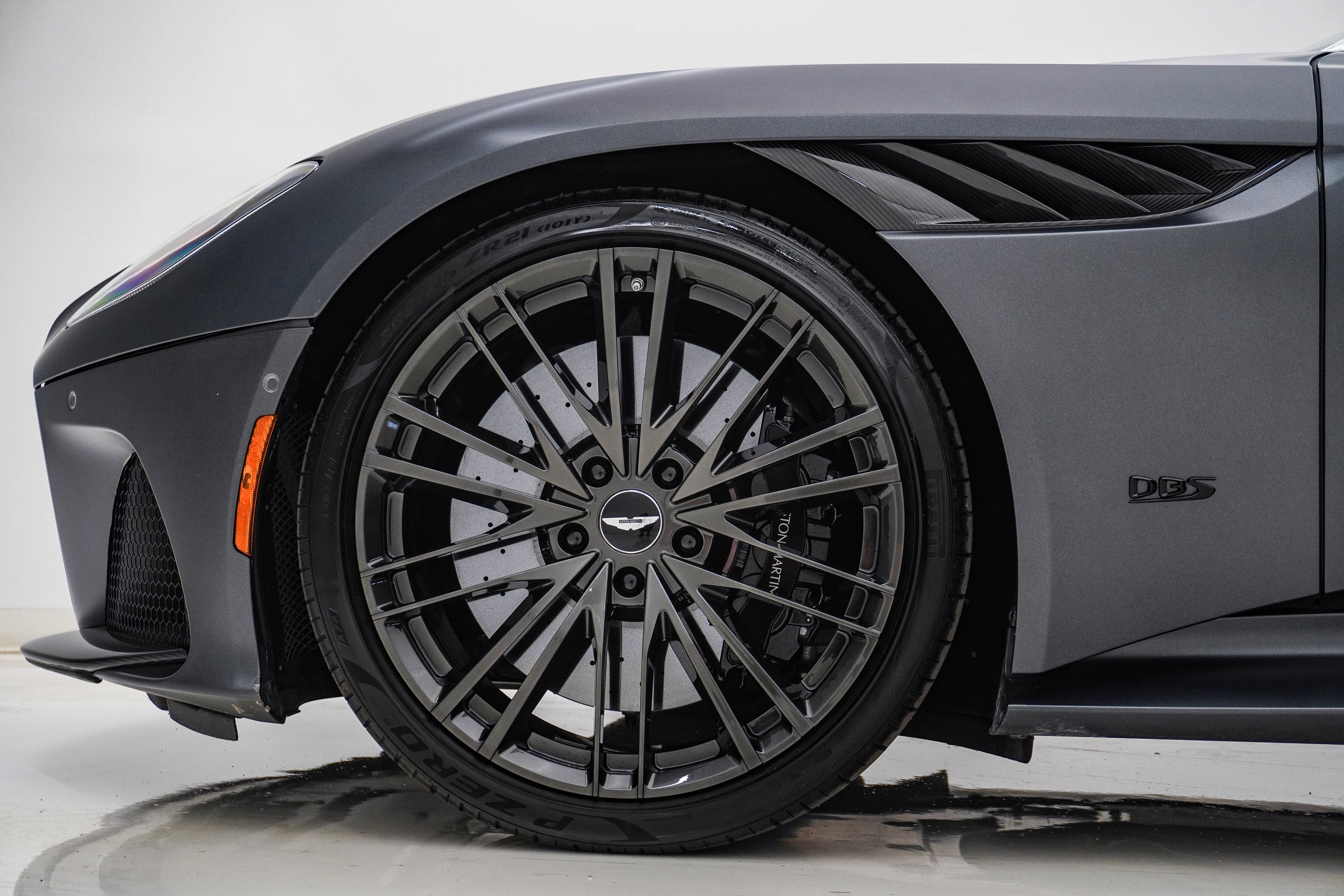 Used 2023 Aston Martin DBS Superleggera Volante RWD image 17