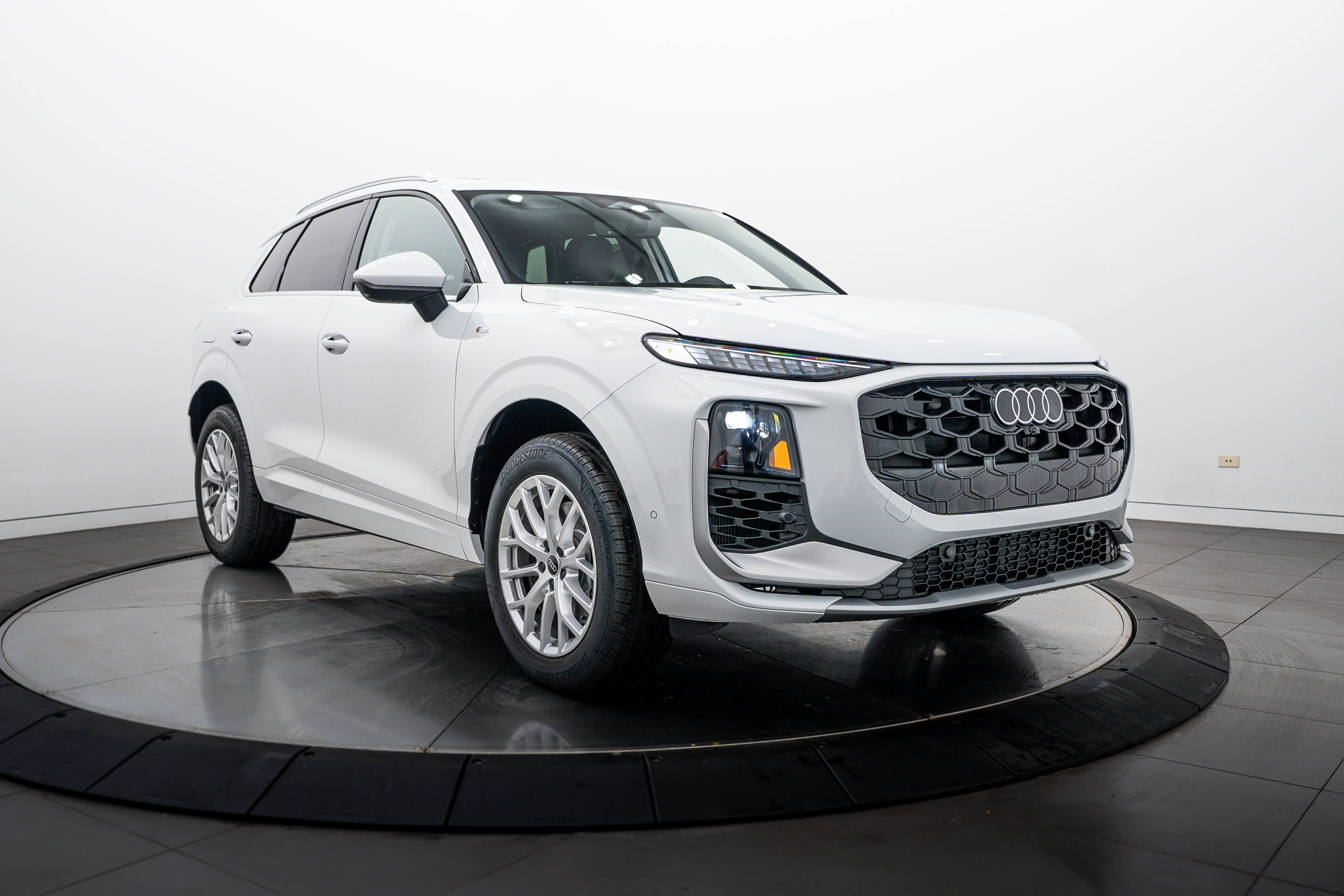 New 2026 Audi Q3 quattro 2.0T AWD/4WD image 2