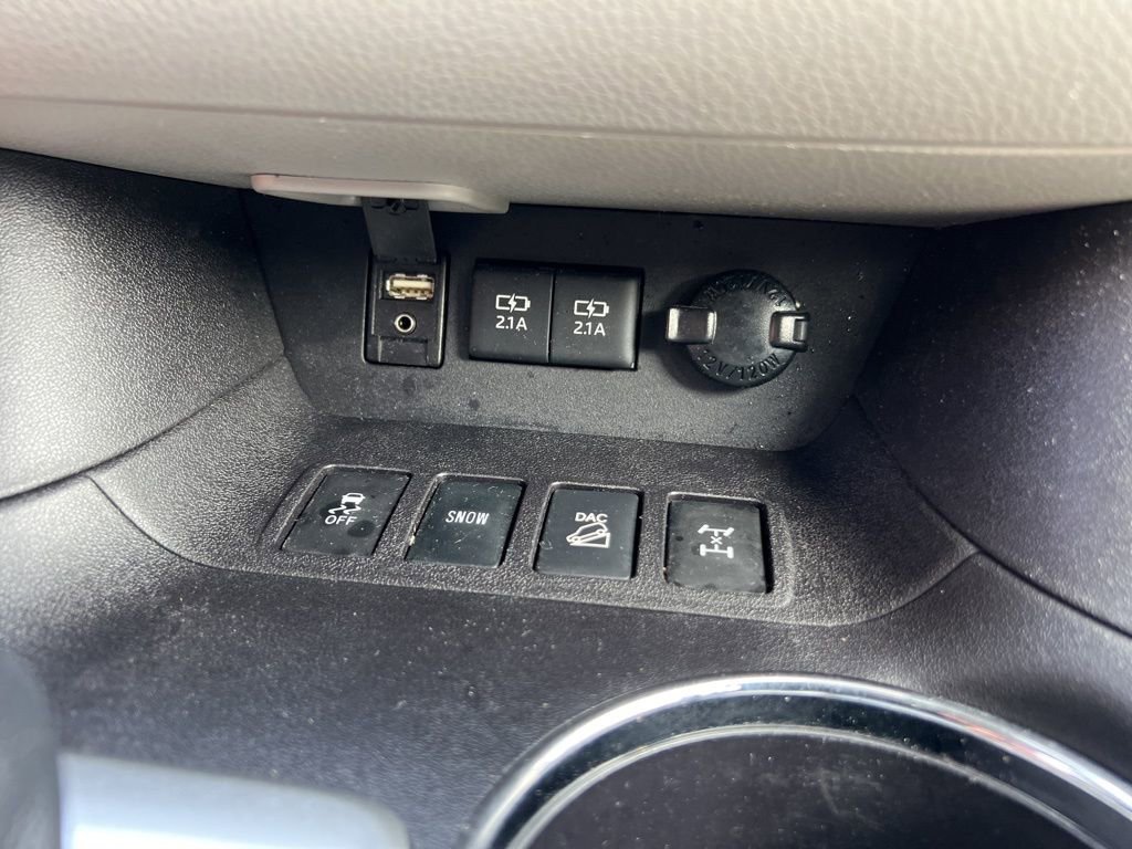 Used 2017 Toyota Highlander LE AWD/4WD image 32