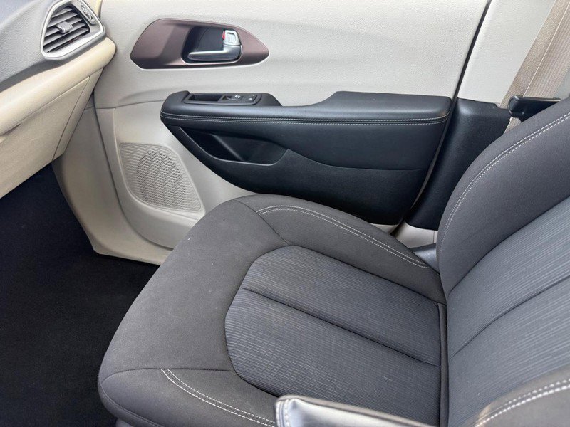 Used 2023 Chrysler Voyager LX image 21