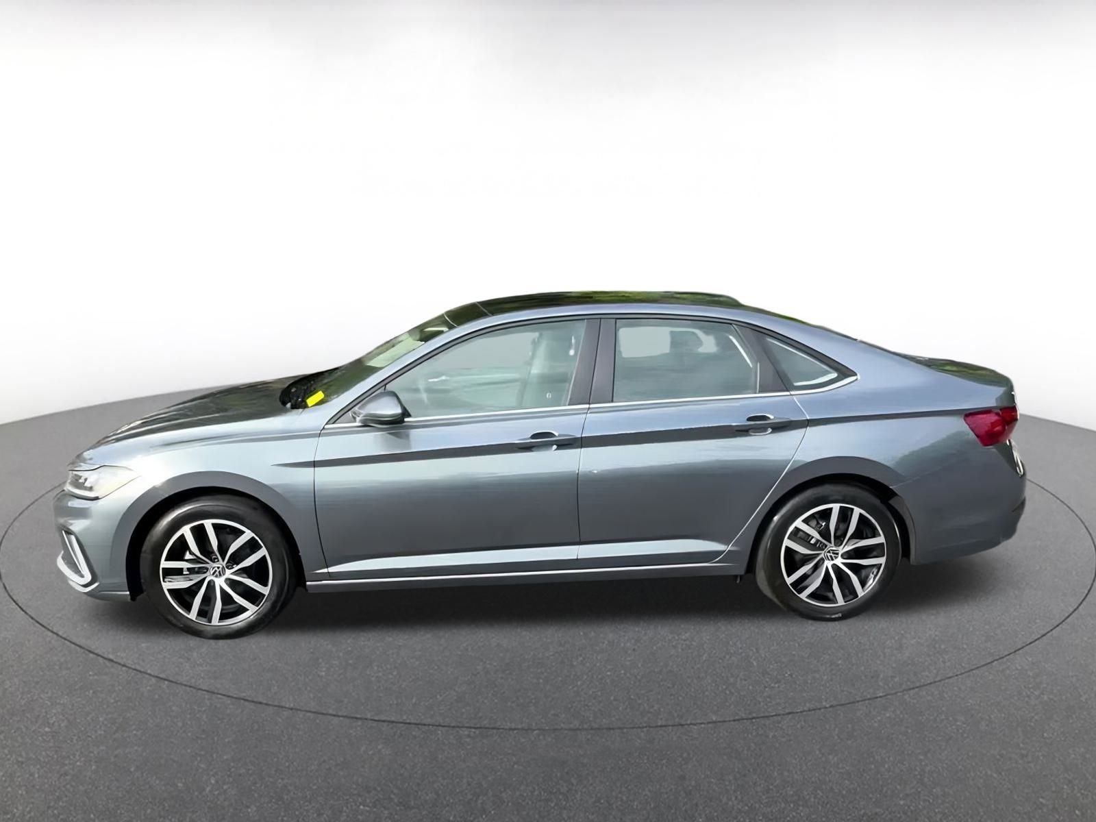 Used 2025 Volkswagen Jetta SE image 9