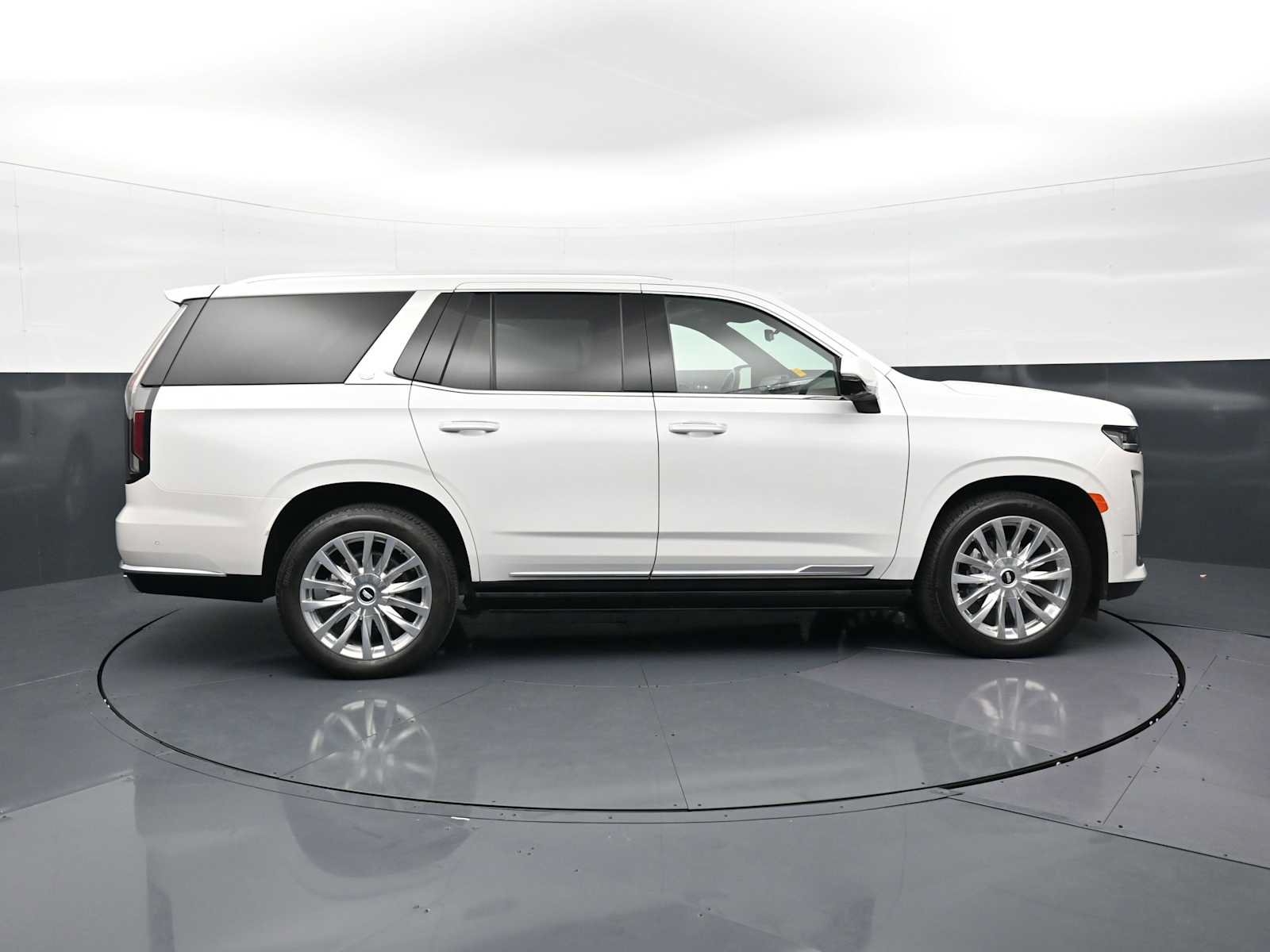 Used 2024 Cadillac Escalade Premium Luxury w/ Performance Package AWD/4WD image 4