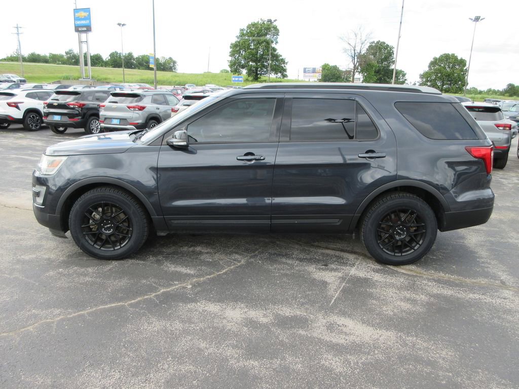 Used 2017 Ford Explorer XLT w/ Equipment Group 202A FWD image 2